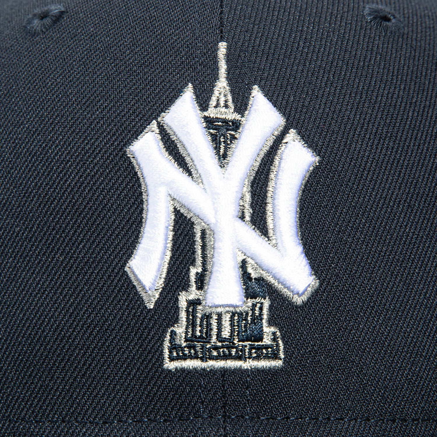 New Era 59Fifty New York Yankees Baseball Cap with Empire State Building Logo - Navy Blue Adjustable Fitted Hat for Men & Women - Perfect for Baseball Games, Streetwear Fashion & Yankees Fans