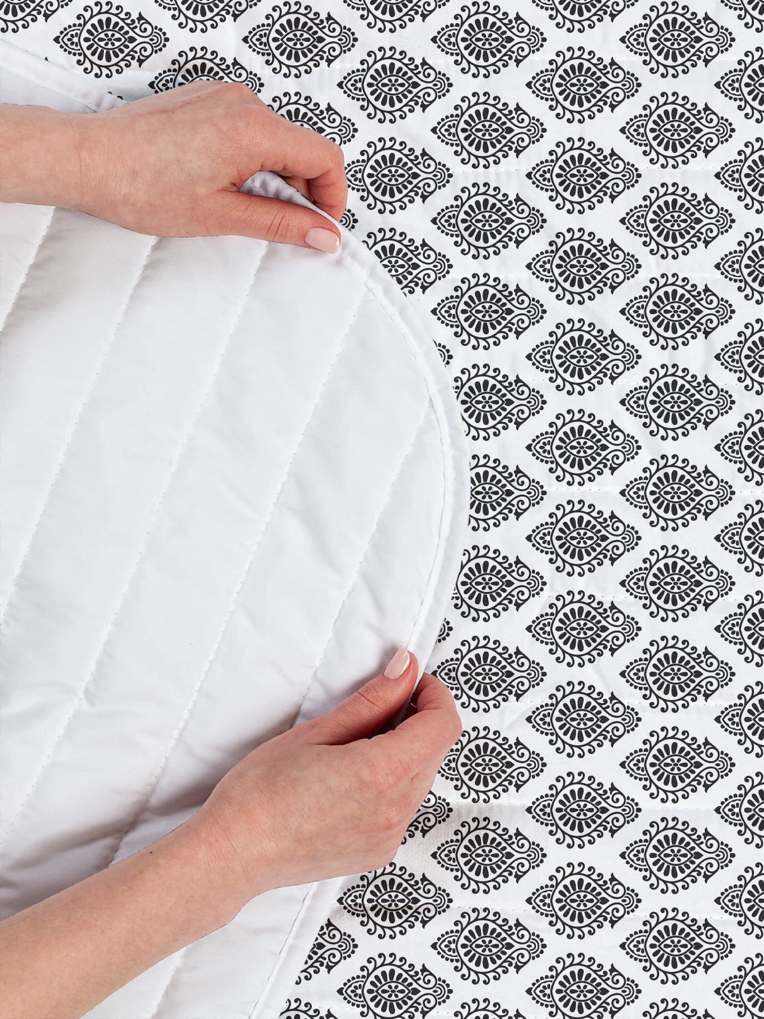 Ambesonne Black and White Microfiber Bedspread Set - Twin Size | Soft Abstract Oriental Damask Pattern Bedding with Pillow Sham & Comforter | Modern Monochrome Bedroom Decor for Guest Rooms, Dorms & Apartments