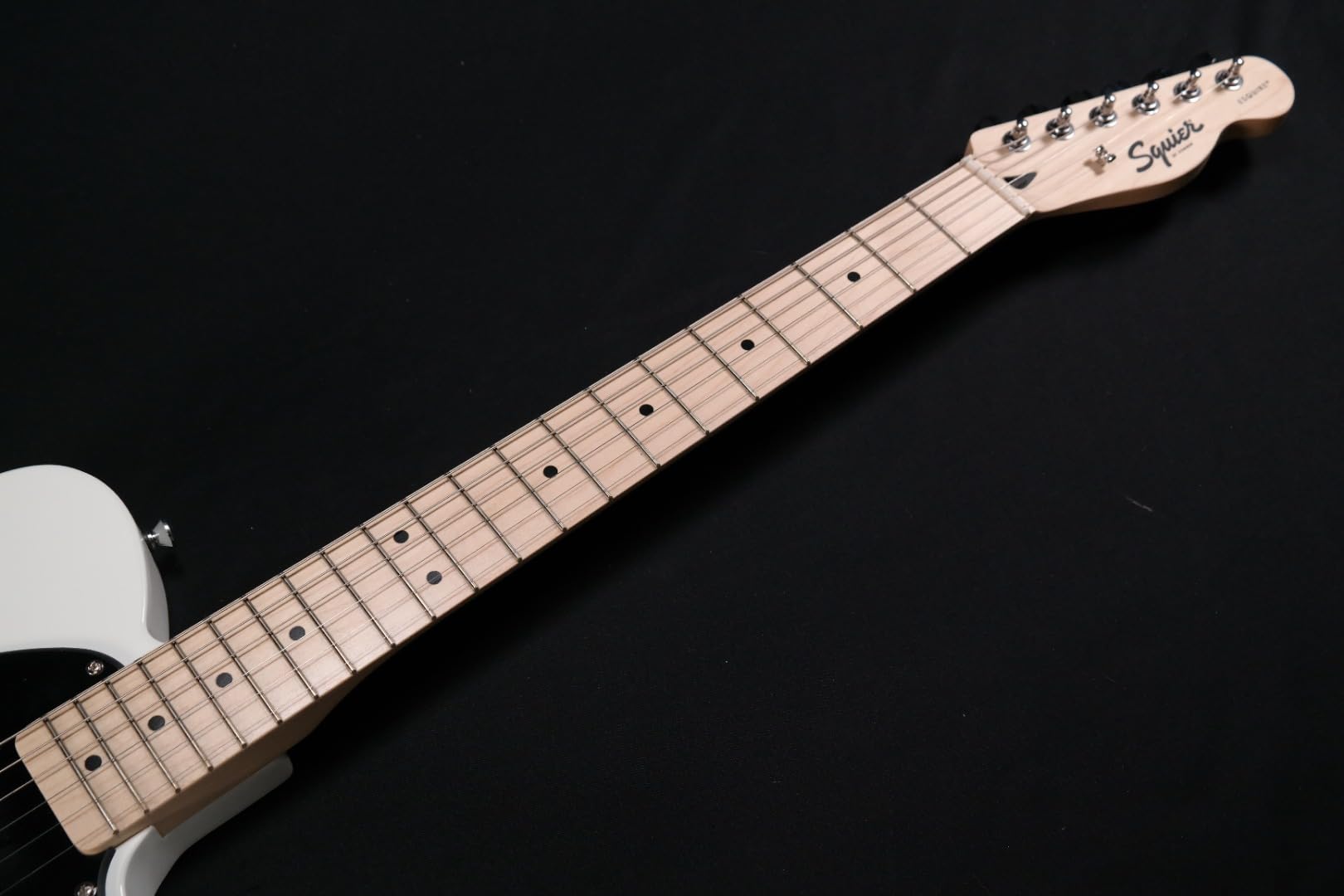Squier 6 String Solid-Body Electric Guitar for Beginners & Professionals - Right-Handed Arctic White (0373553580) - Perfect for Rock, Blues & Live Performances