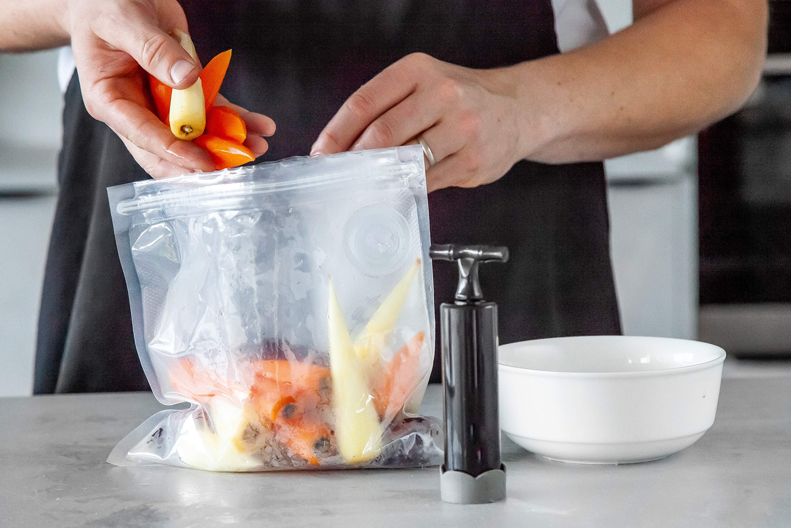 Premium Food Vacuum Sealer Machine with 4 Reusable Vacuum Bags (24x24cm) - Perfect for Meal Prep, Sous Vide, and Long-Term Food Storage