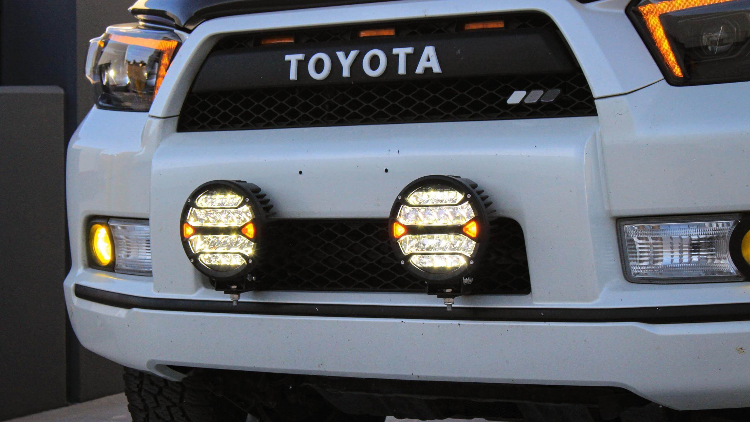 7 Inch LED Round Driving Light - Waterproof Offroad Lights Pods for Trucks, Pickup, Jeep Wrangler - Durable Work Lights for Night Driving, Camping & Off-Road Adventures
