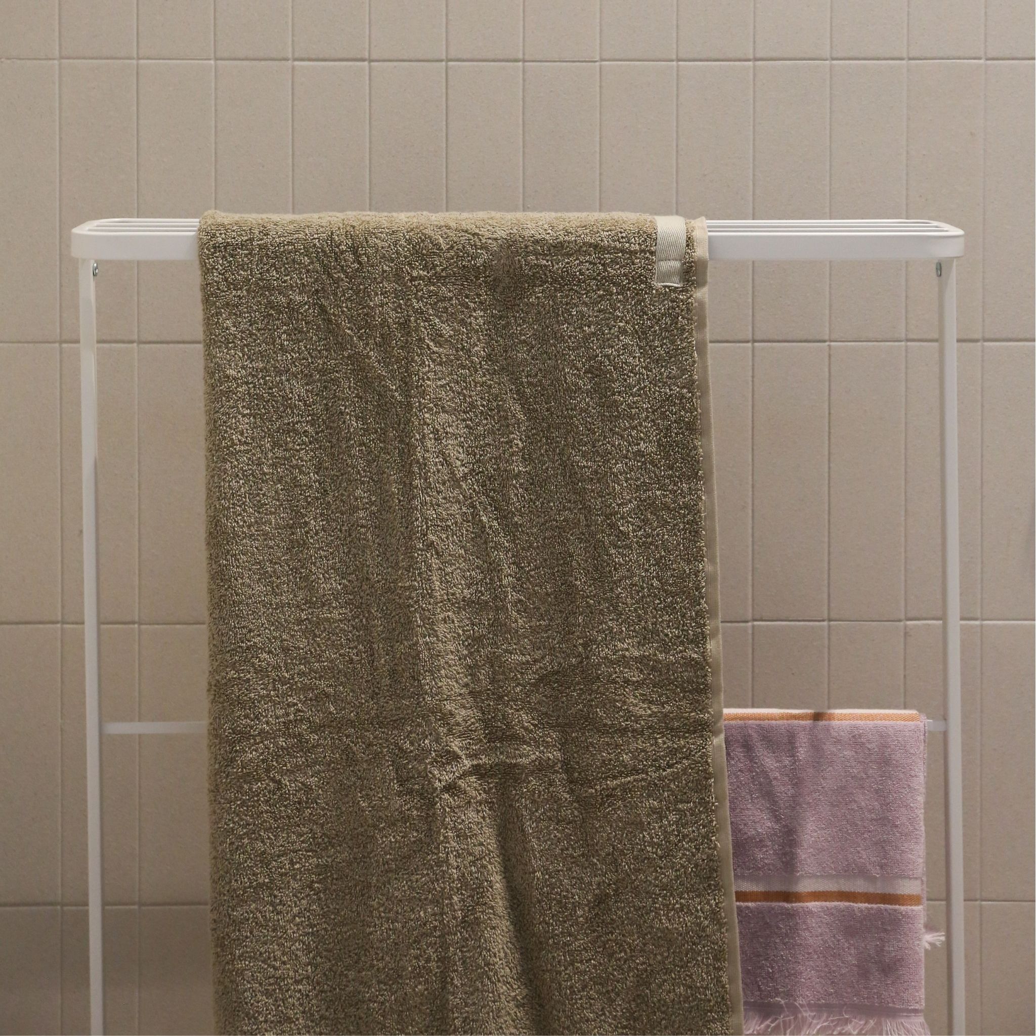 YAMAZAKI White Tower Bath Towel Hanger - Space Saving Bathroom Organizer for Hanging Towels, Robes & Clothes - Perfect for Small Bathrooms, Laundry Rooms & Spa Areas