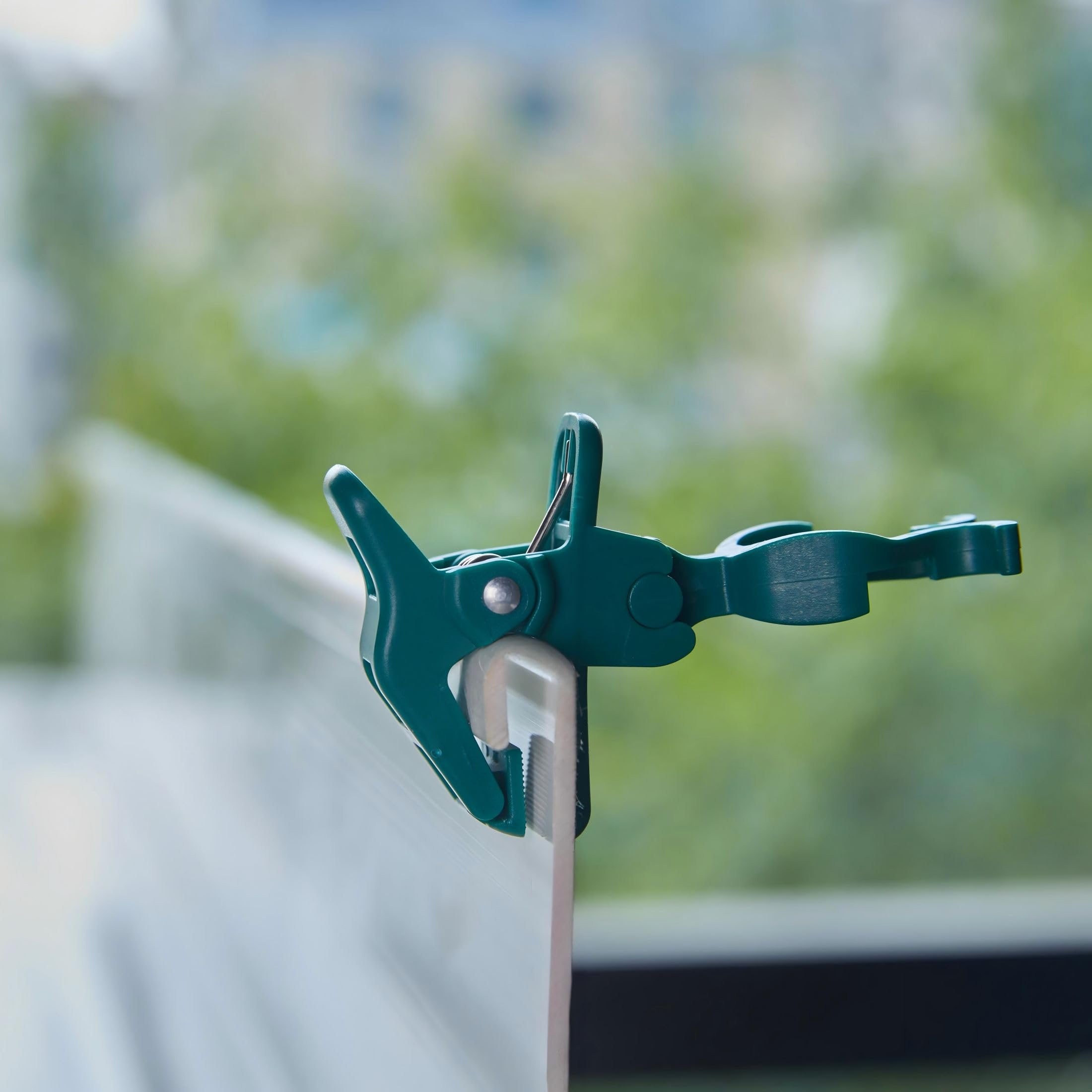 Universal Spring Clips for C7 C9 Christmas Lights - 50 Pack of Quick-Install Holiday Light Clips, Shatterproof Shingle & Gutter Hooks for E12 E17 Bulbs - Perfect for Metal Roofs, Fences, Railings & Gates - Ideal for Outdoor Holiday Decorations & Year-Round Lighting Displays