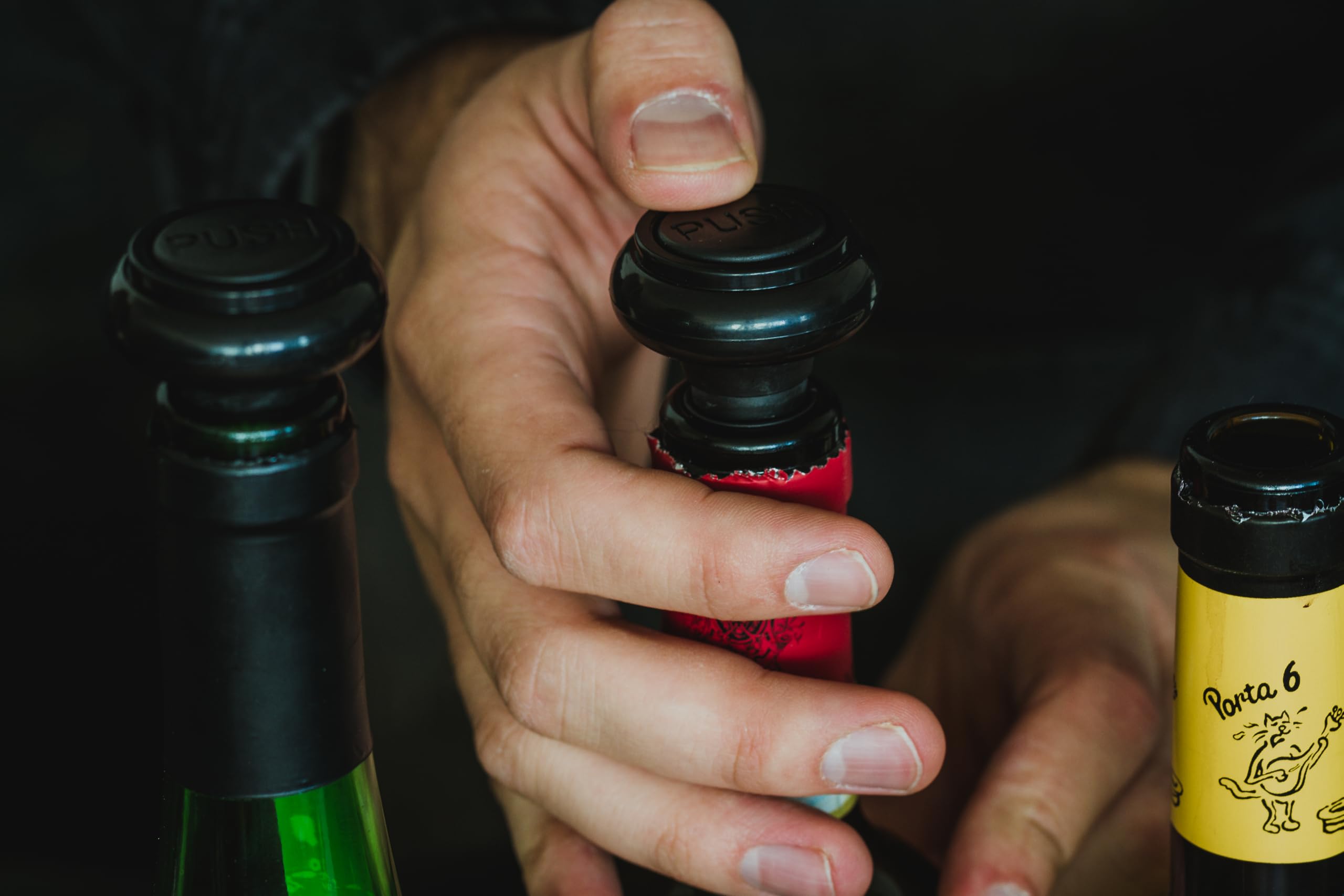 Premium Vacuum Wine Bottle Stoppers Set - 2 Pack Airtight Wine Preserver for Red/White Wine - Perfect for Home Bars, Restaurants & Wine Enthusiasts
