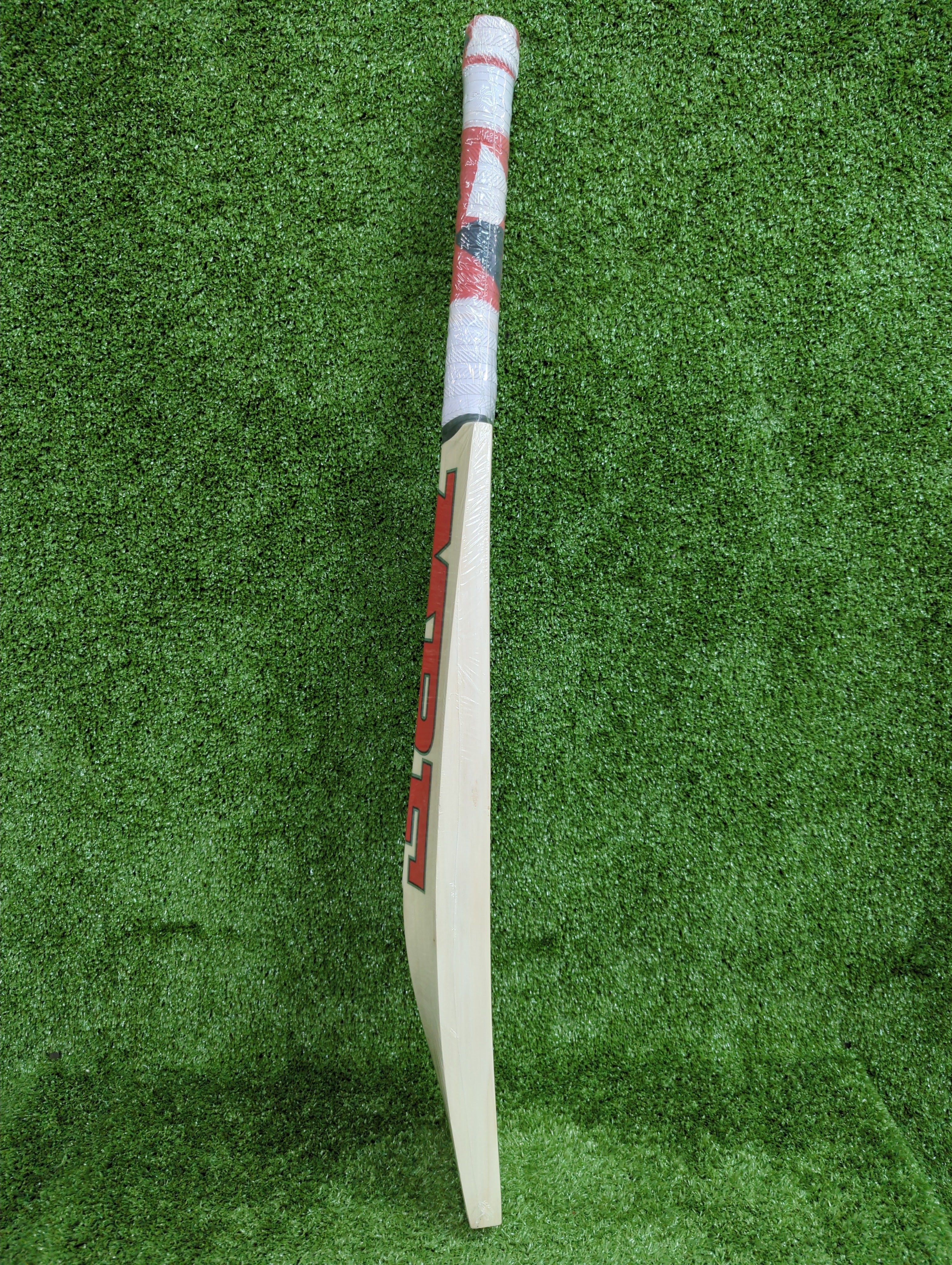 MRF Genius Chase Master English Willow Cricket Bat - Premium Cricket Equipment for Professional & Amateur Players - Perfect for Matches, Training & Practice Sessions