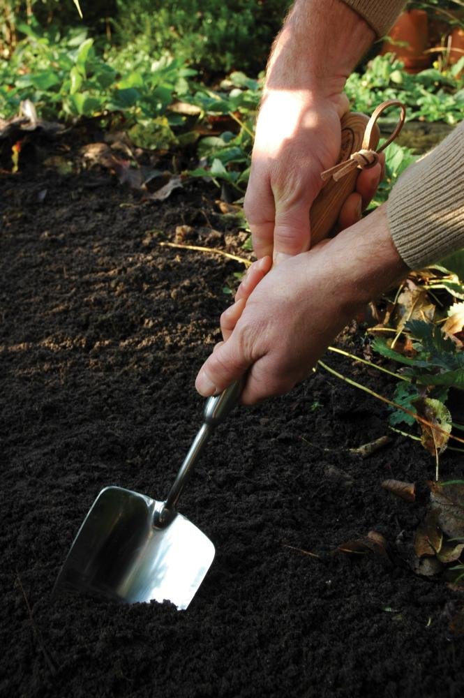 Esschert Design GT14 Hand Shovel - Durable Gardening Tool for Digging, Planting & Weeding | Perfect for Home Garden, Yard Work & Outdoor Activities