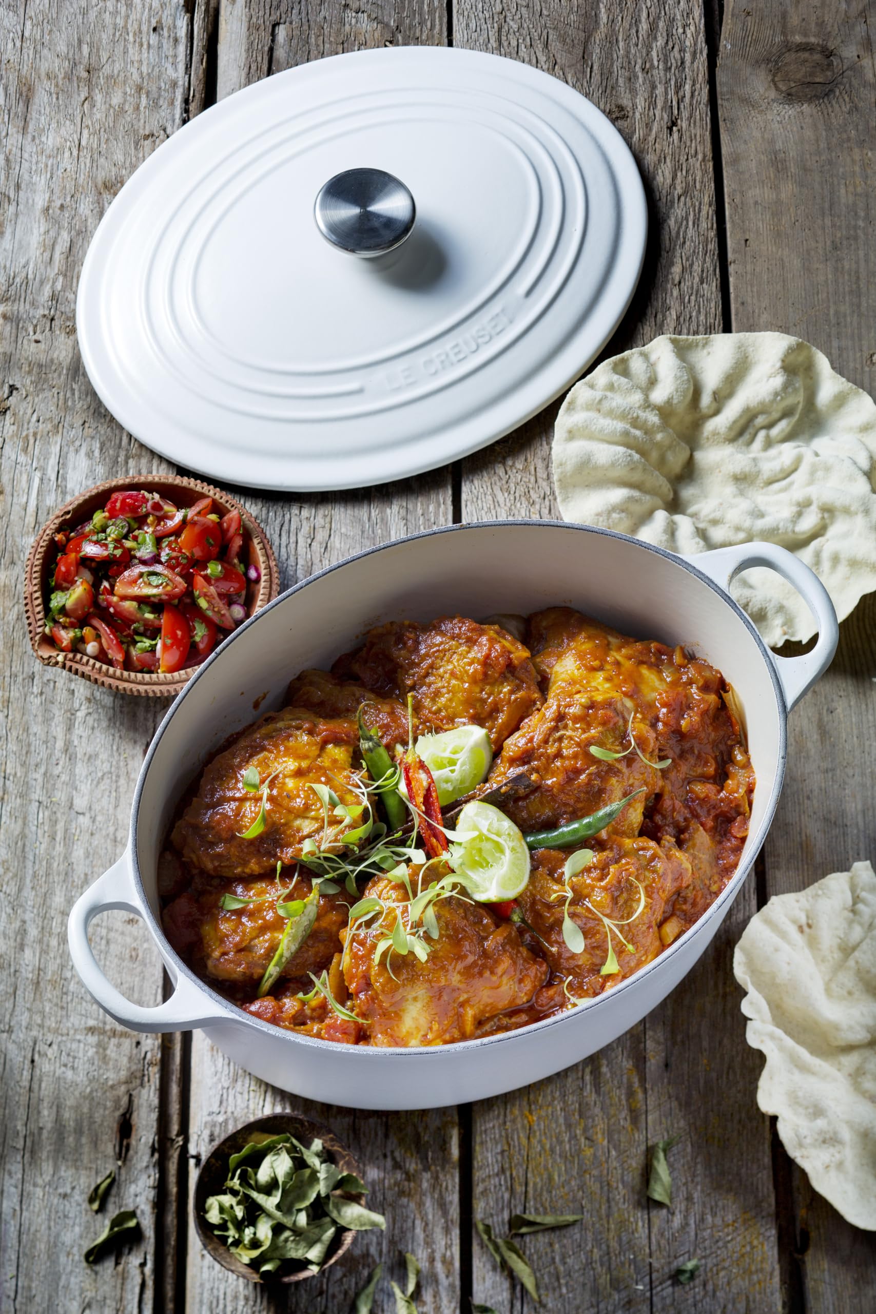Le Creuset Signature Enameled Cast Iron Oval Dutch Oven 6.75 Quart - Premium White Cookware for Braising, Roasting & Baking - Perfect for Family Dinners & Entertaining