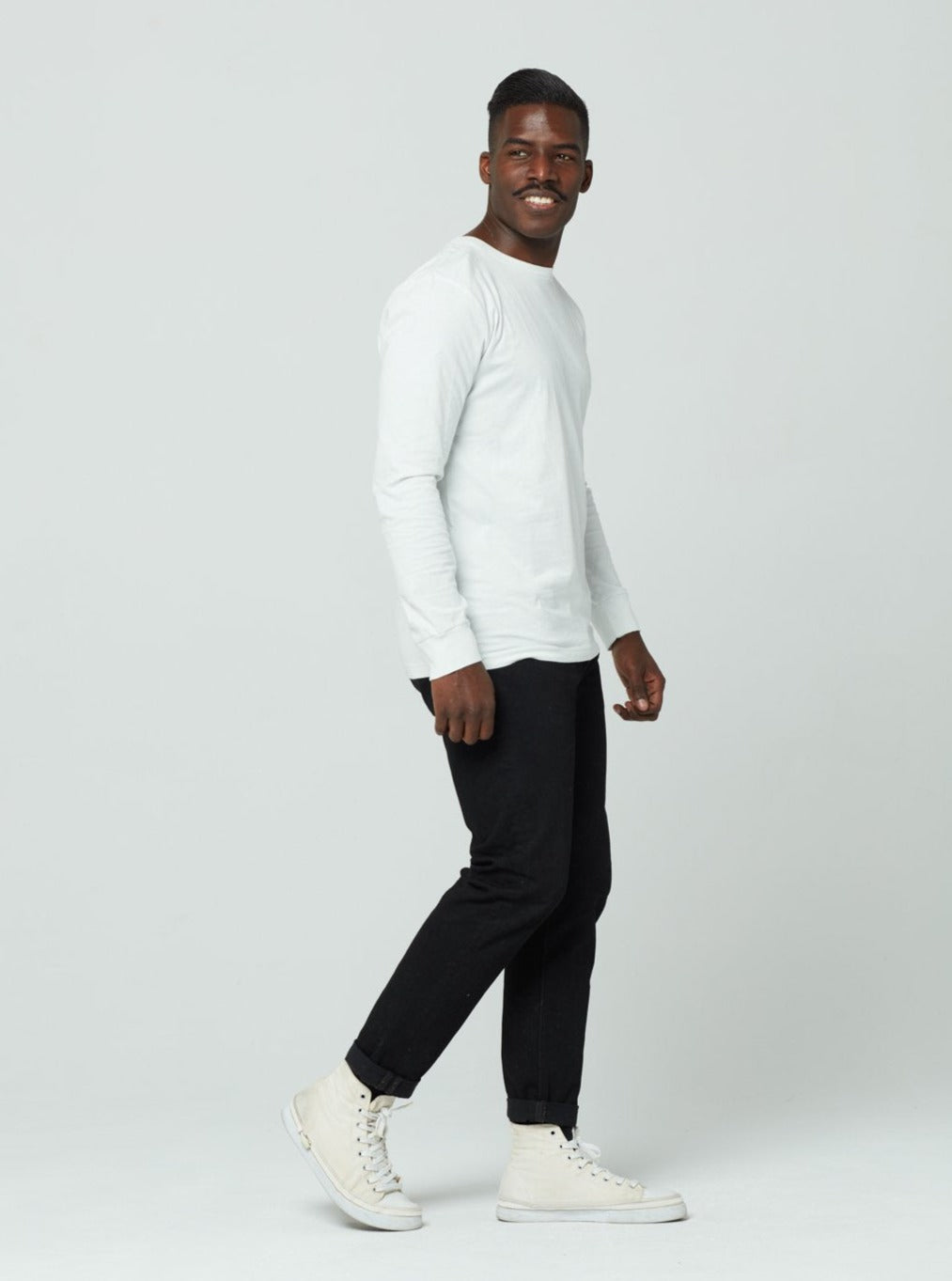 Men's & Women's Unisex Long Sleeve T-Shirt - Soft Cotton White Crewneck Top for Casual Wear & Layering