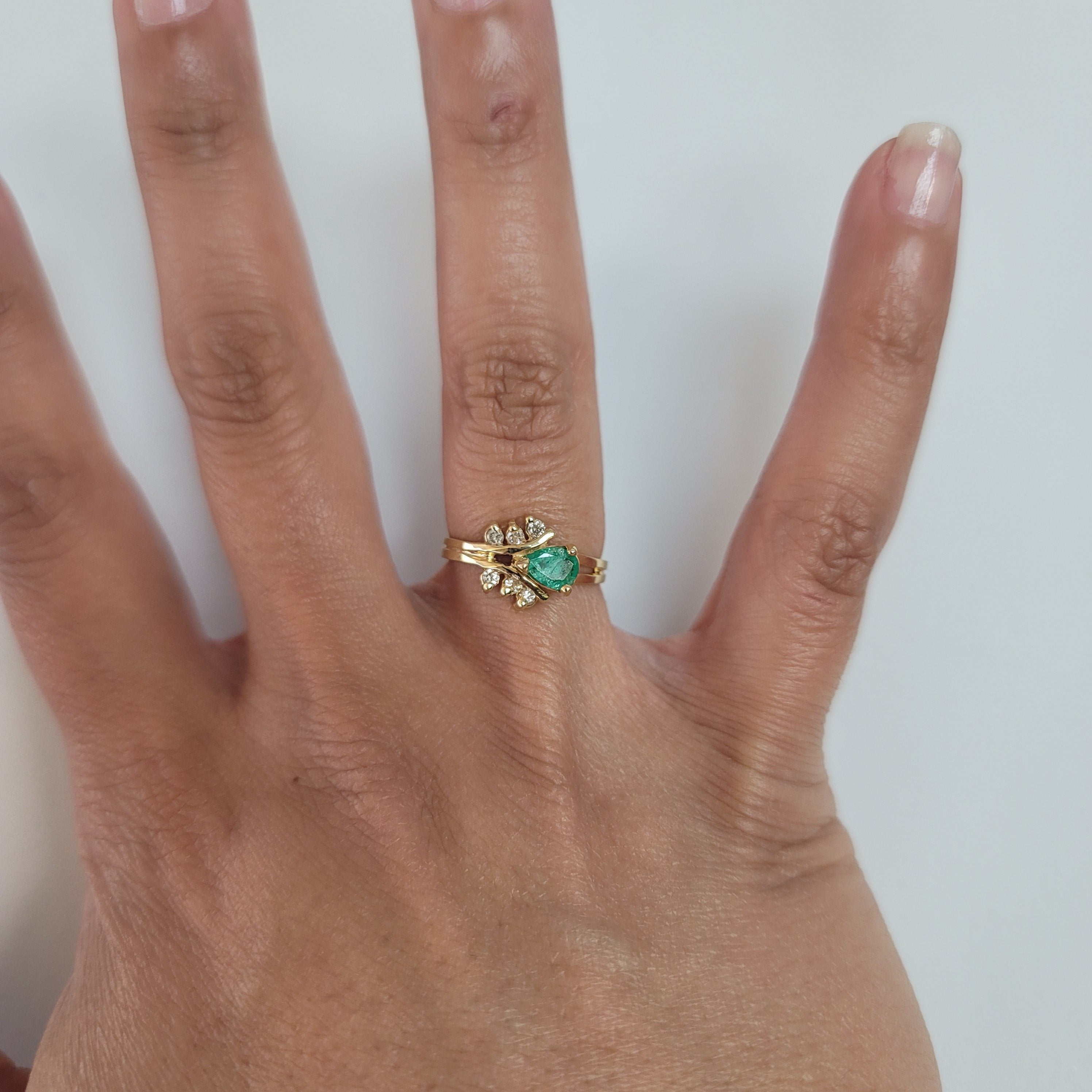 1.00cttw Pear Shaped Emerald & Diamond Wedding Band in 14k Yellow Gold – Elegant Engagement Ring for Women, Perfect for Bridal Jewelry & Anniversary Gifts