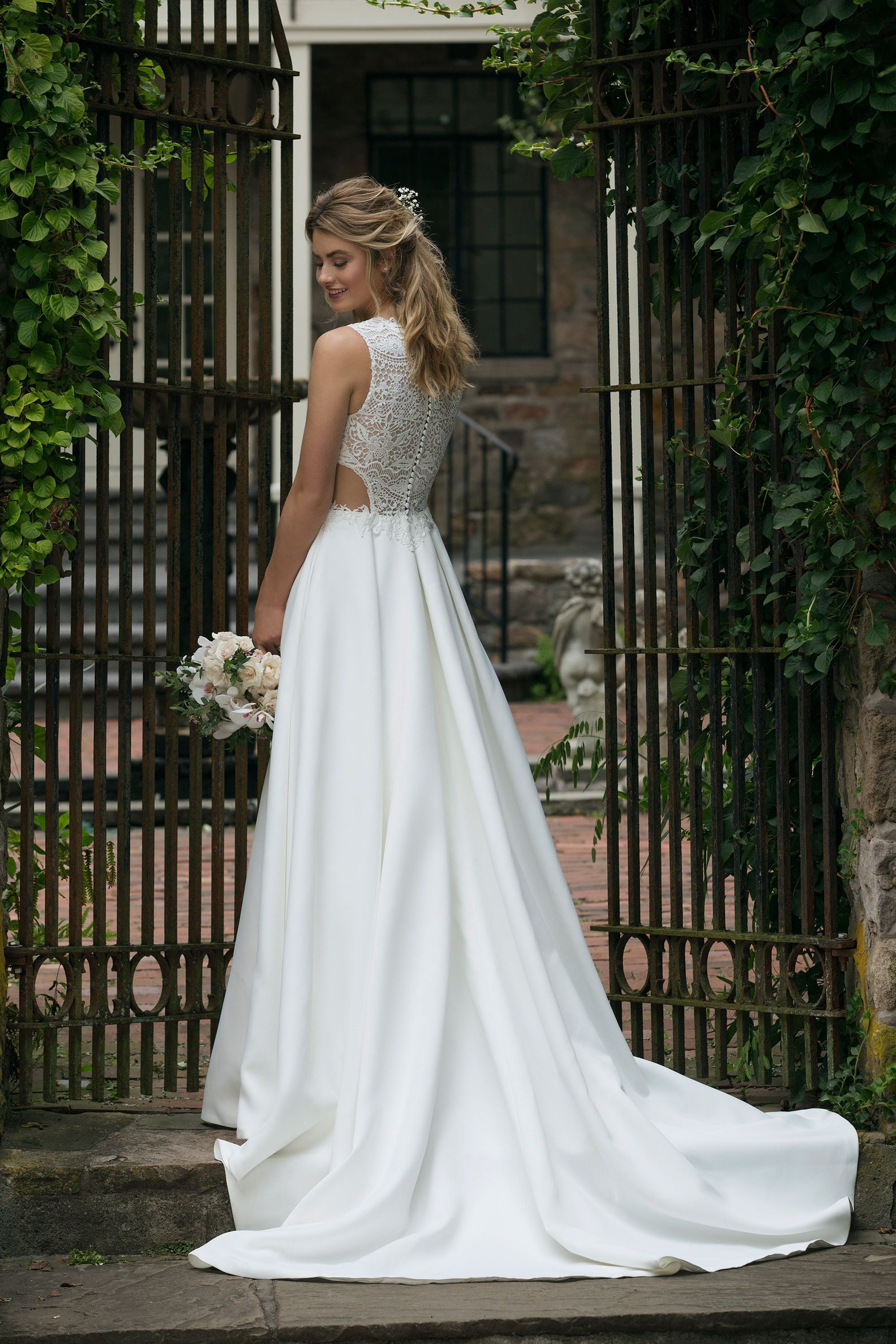 Justin Alexander Sincerity 44044 Wedding Dress Sample Gown - Elegant Lace Bridal Gown for Church Ceremony & Formal Wedding Events