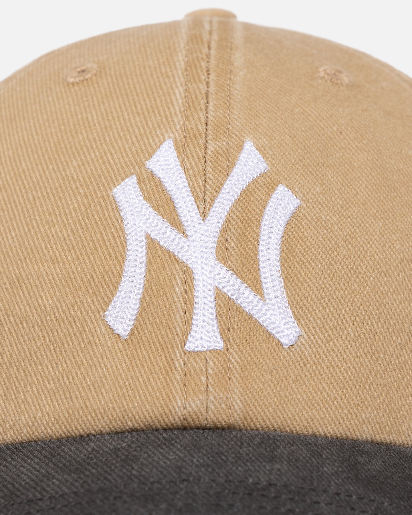 New York Yankees 'Apollo Chain' 47 Clean Up Strapback Khaki Hat - Official MLB Baseball Cap for Men & Women - Perfect for Sports Games, Streetwear Fashion & Casual Outfits
