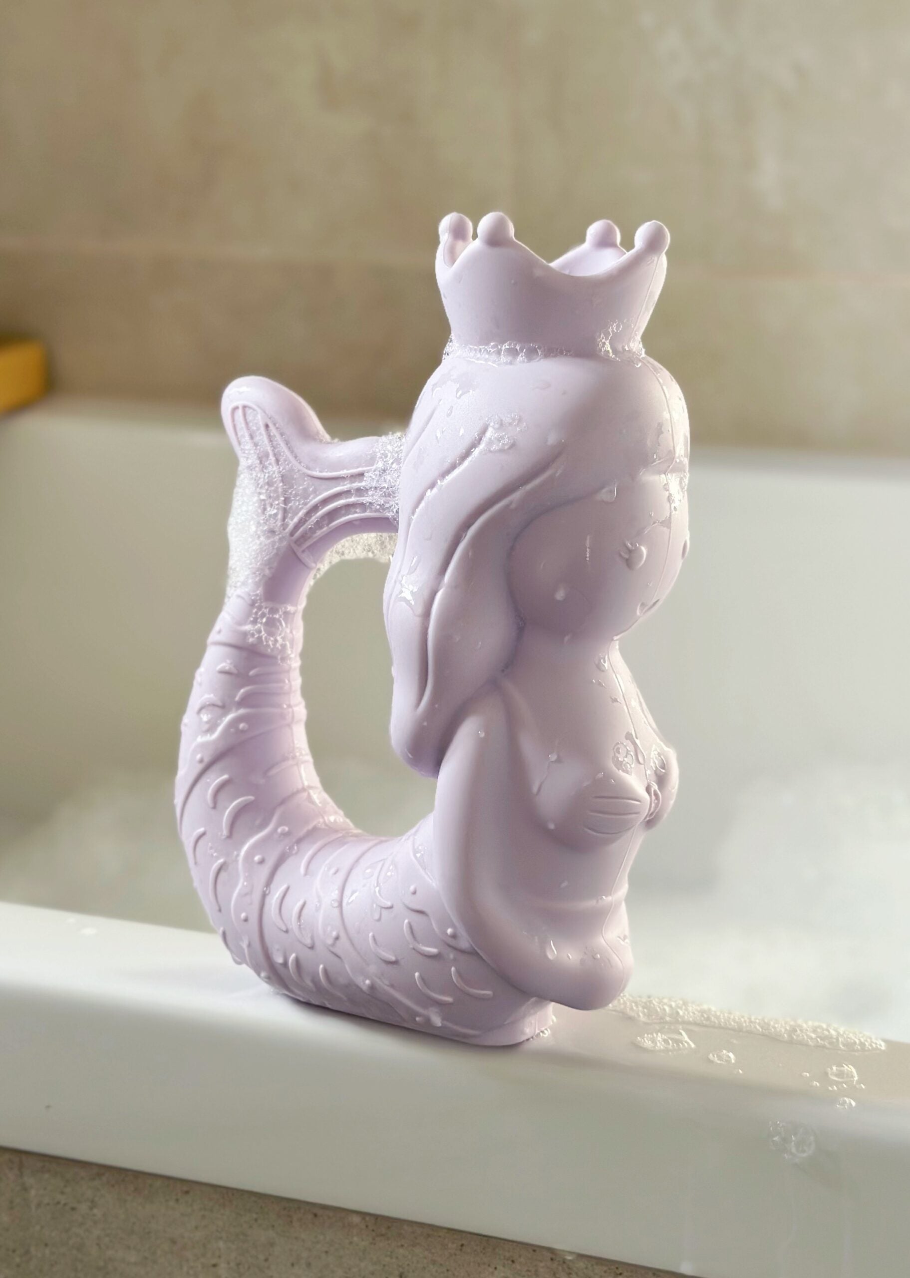 Mermaid Water Pourer - Elegant Scalloped Edge Glass Pitcher for Tea, Juice & Cocktails - Perfect for Parties, Weddings & Home Decor