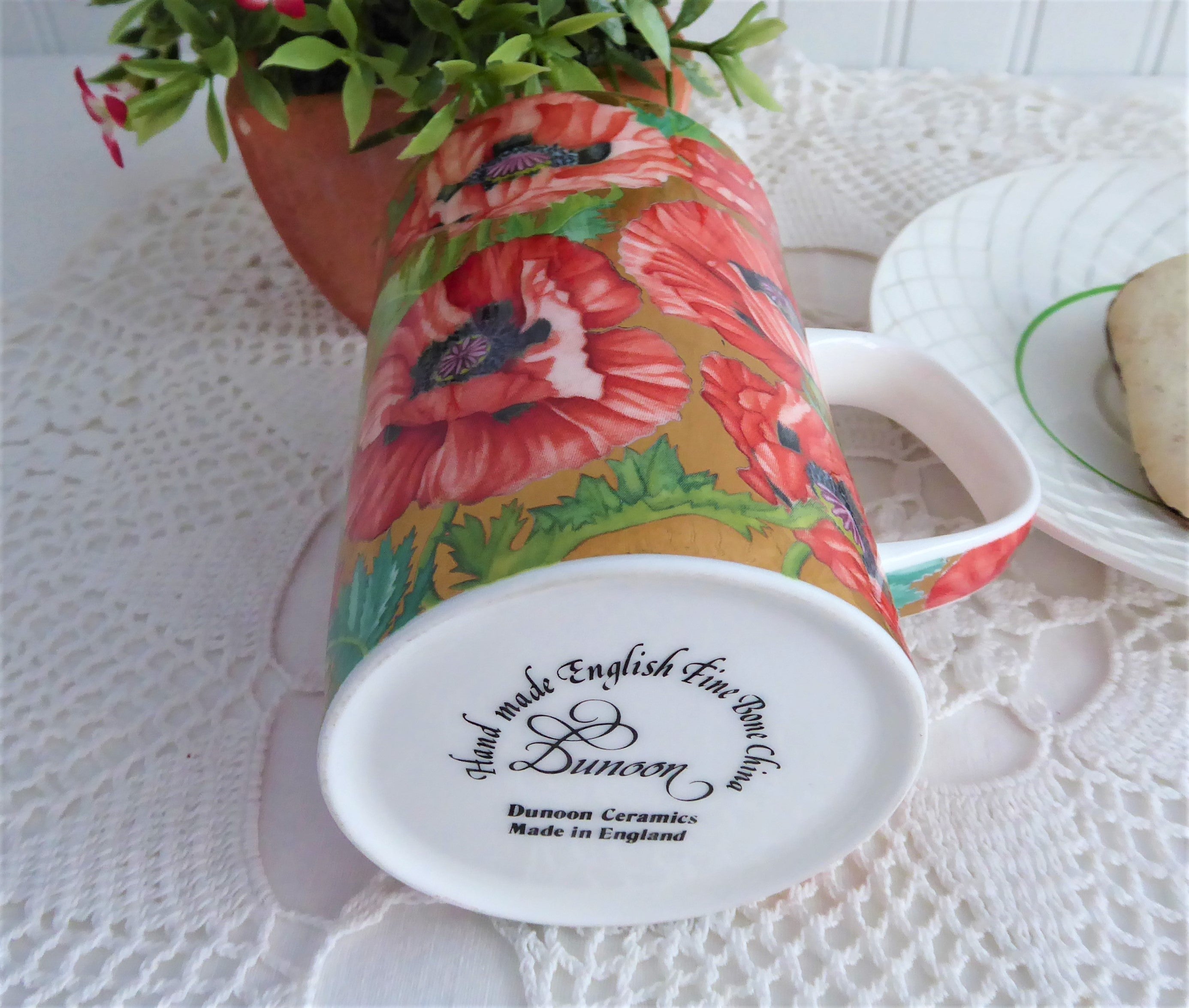 Dunoon Buckingham Ceramic Mug with Gorgeous Oriental Poppies & Metallic Gold Trim - Perfect for Tea, Coffee & Home Decor