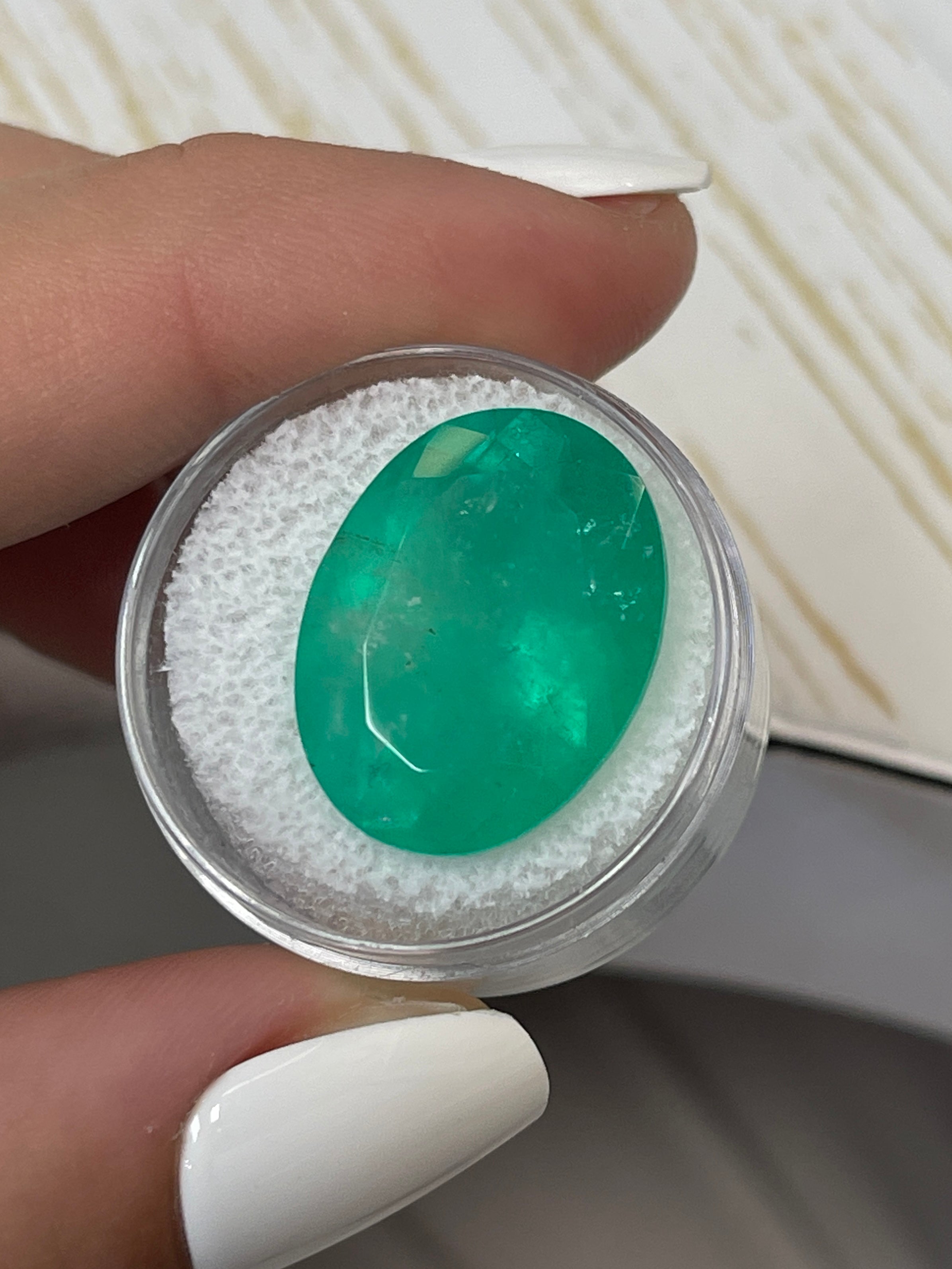 20.05 Carat Natural Colombian Emerald Loose Gemstone - Oval Cut Green Emerald for Jewelry Making, Engagement Rings & Luxury Gifts