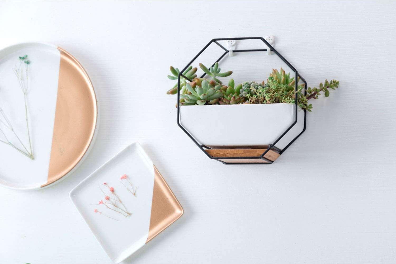 VanEnjoy 7 Inch White Ceramic Wall Planter with Copper Accent - Hexagon Geometric Hanging Vase with Drainage Hole & Bamboo Tray for Succulents, Air Plants, Mini Cactus or Artificial Flowers - Perfect for Home, Office, Balcony and Garden Wall Decor (Black Metal)