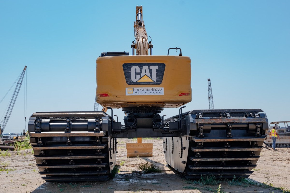 Caterpillar 2019 Pontoon Super Long Reach Excavator - 3825 Hours | Heavy Duty Construction Equipment for Dredging & Marine Projects