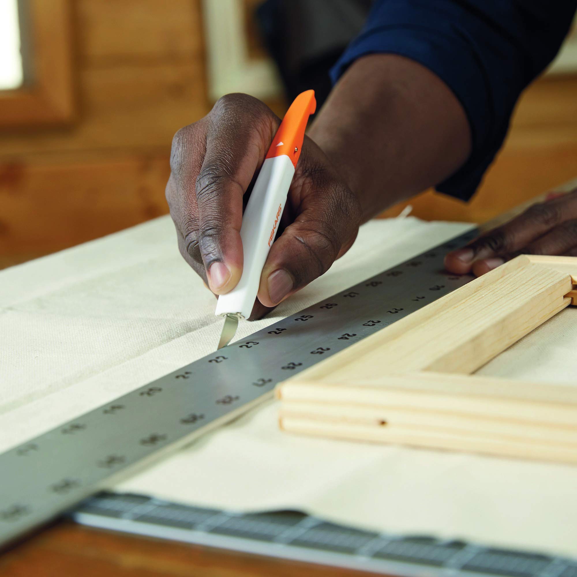 Fiskars Premium Precision Art Knife No.11 - High-Quality Steel Craft Knife with Ergonomic Plastic Handle (15.5cm Total Length) - Includes 1 No.11 Blade - White & Orange Design - Perfect for Scrapbooking, Model Making, and Detailed Crafting Projects (Model 1024386)
