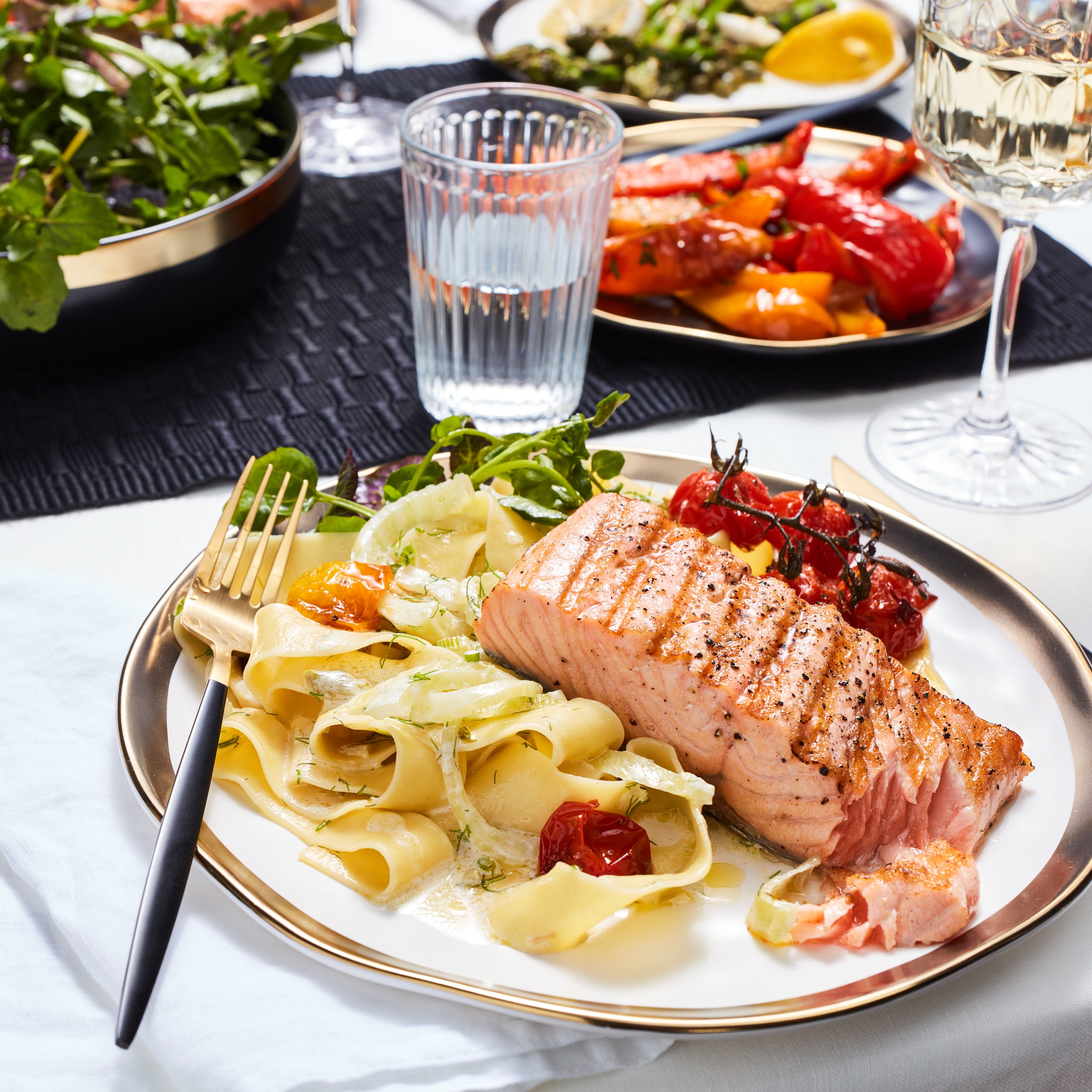 Florian Porcelain Dinnerware Set - 16-Piece Elegant Black Dinner Plates, Bowls & Mugs - Durable Chip-Resistant Dishware for Everyday Use & Formal Dining