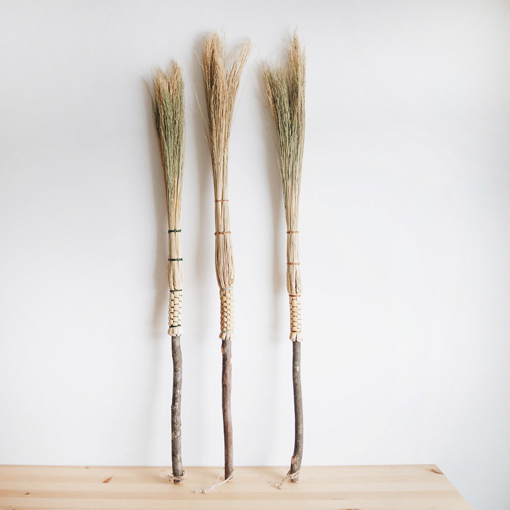 Premium Broomcorn Cobwebber - Natural Dusting & Cleaning Brush for Home, Office & Garage - Ideal for Removing Cobwebs, Dust & Debris from Ceilings, Walls & Corners