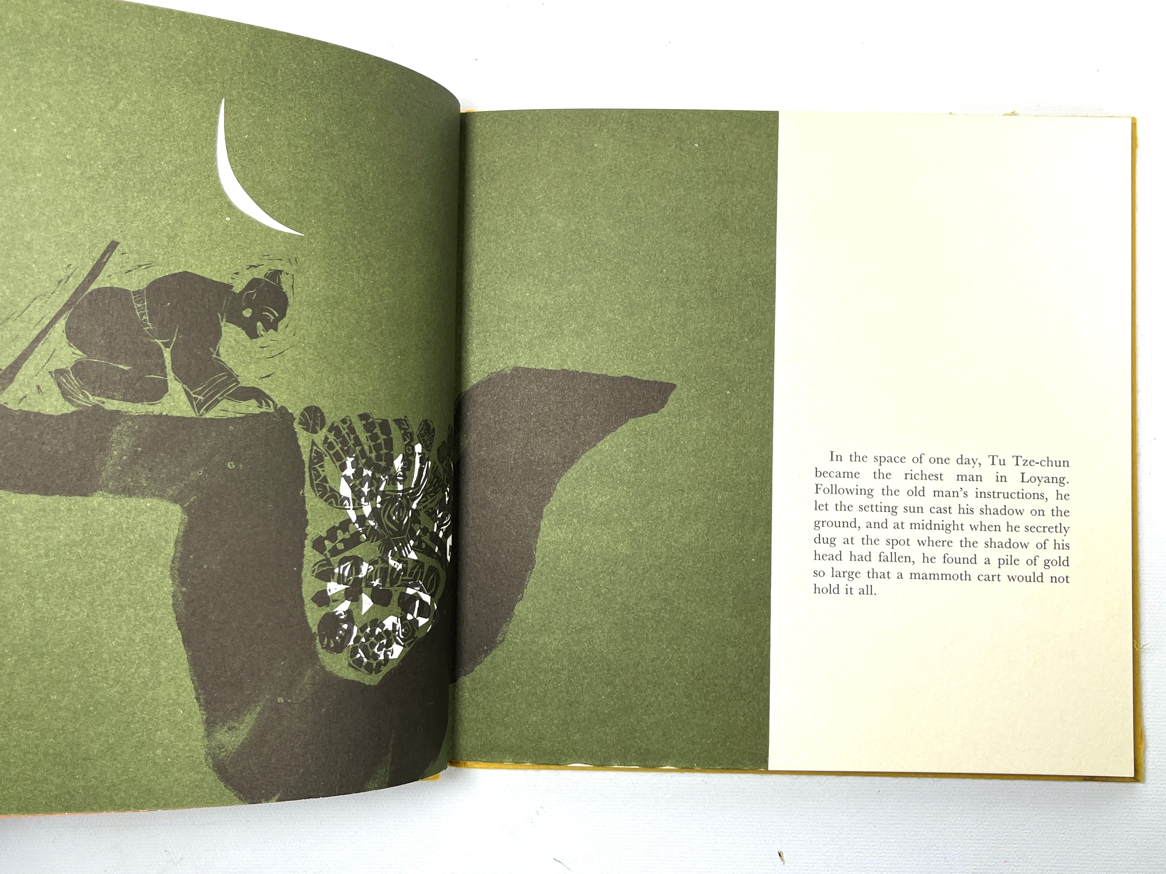 Tu Tze Chun by Ryunosuke Akutagawa 1965 First Edition Hardcover with Slipcase - Very Good Condition | Rare Japanese Literature Collectible for Book Lovers & Vintage Collections