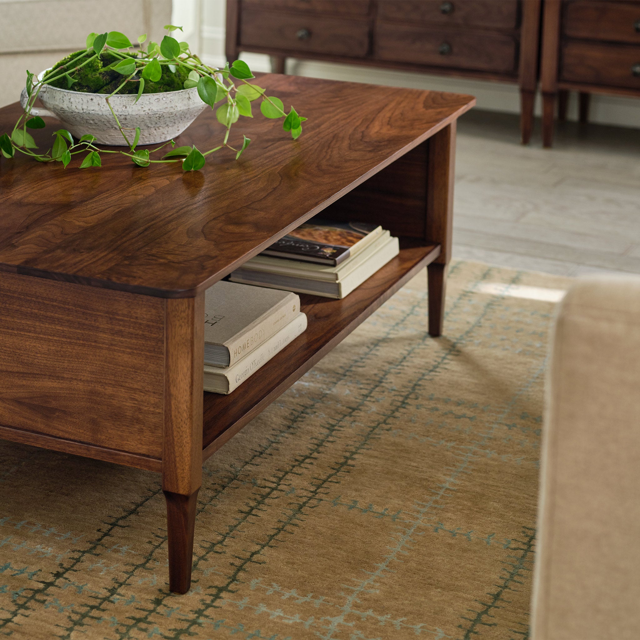 Hudson Valley Cocktail Table - Modern Coffee Table with Storage Shelf for Living Room, Lounge & Office - Stylish End Table for Small Spaces & Home Decor