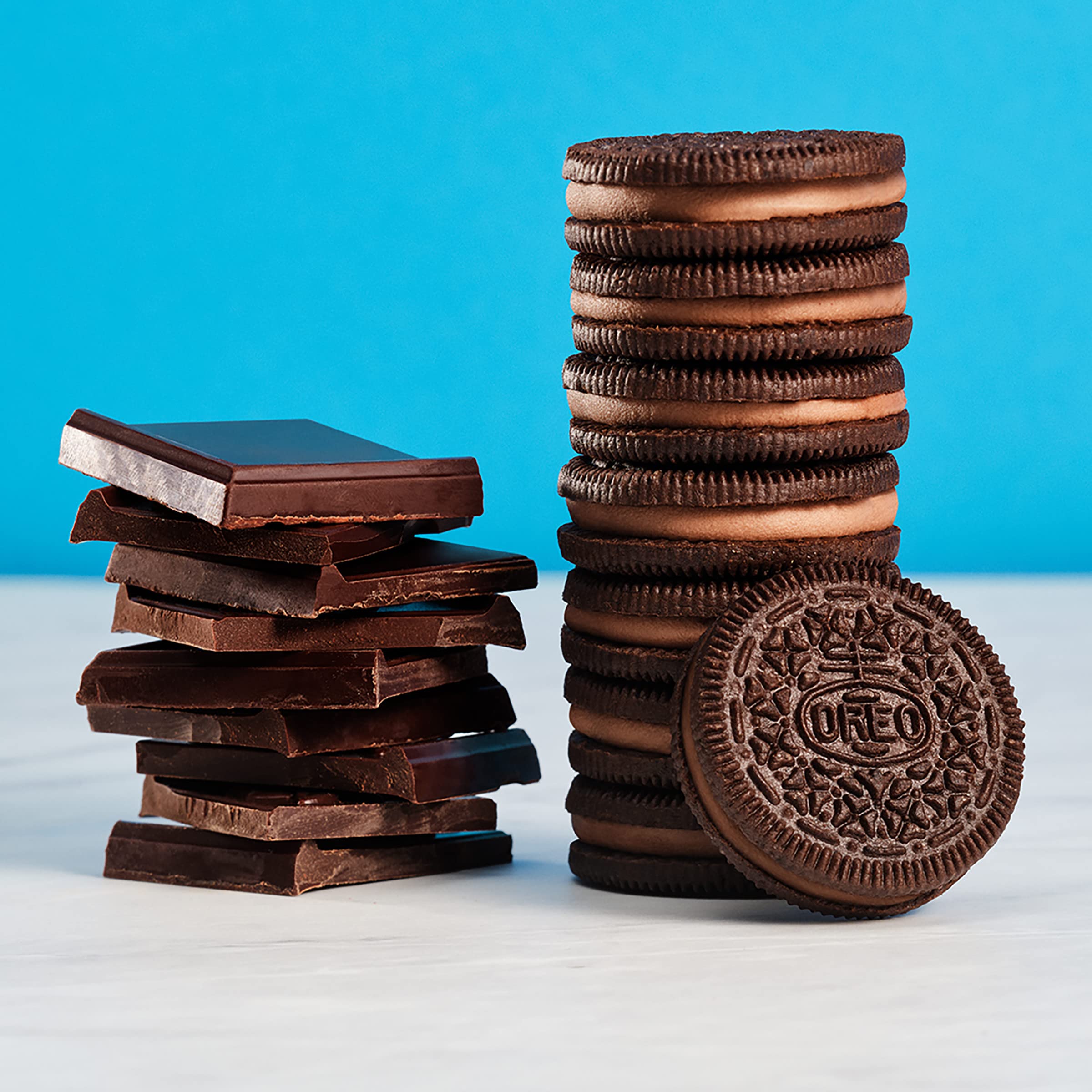 OREO Chocolate Sandwich Cookies with Cream Filling, Family Size 18.7 oz (530g) - Perfect for Snacking, Lunchboxes & Party Treats