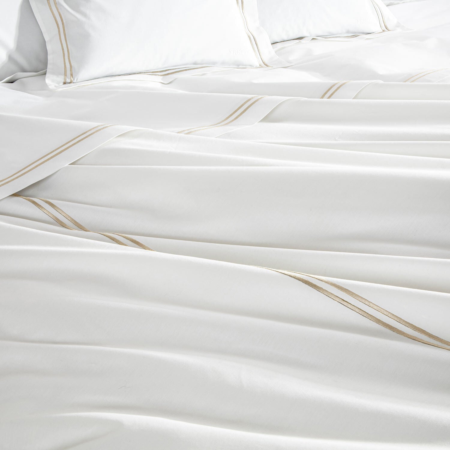 Frette Luxury Hotel Classic Duvet Cover Set - Queen Size White & Khaki for Bedroom Decor & Hotel-Style Comfort