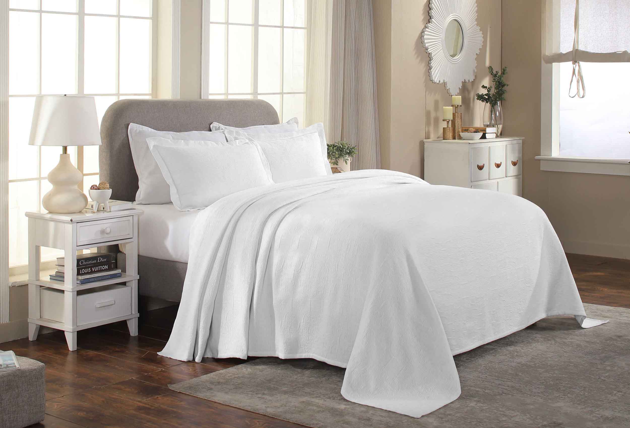 Florin Cotton Matelassé Jacquard Bedspread Set with Scrolling Medallion Design - Luxury Queen/King Size Bedding for Master Bedroom, Guest Room & Hotel Decor