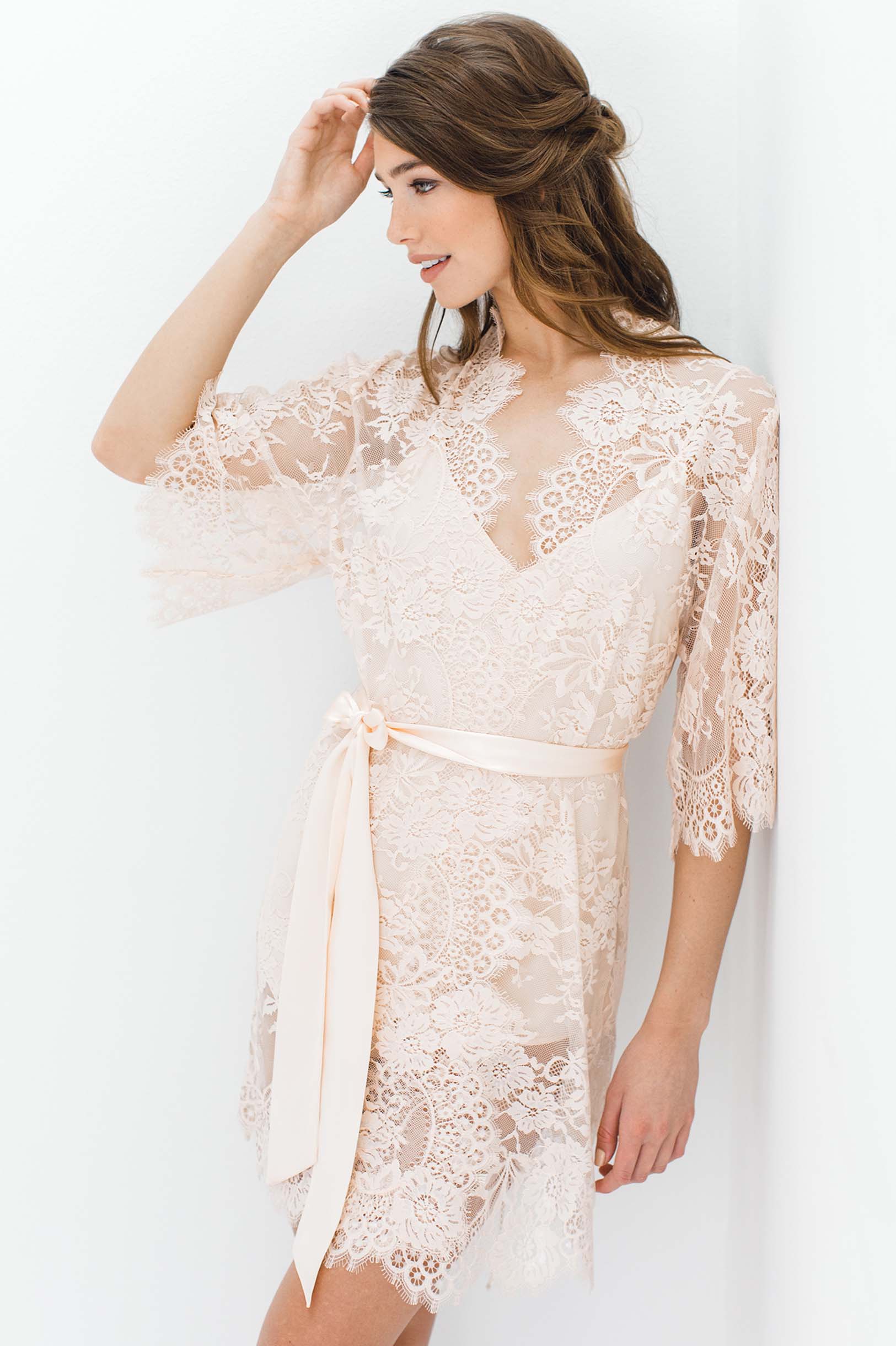 Elegant Swan Queen Bridal Lace Robe in Blush Pink - Perfect for Wedding Morning, Bridal Shower & Honeymoon Getaway