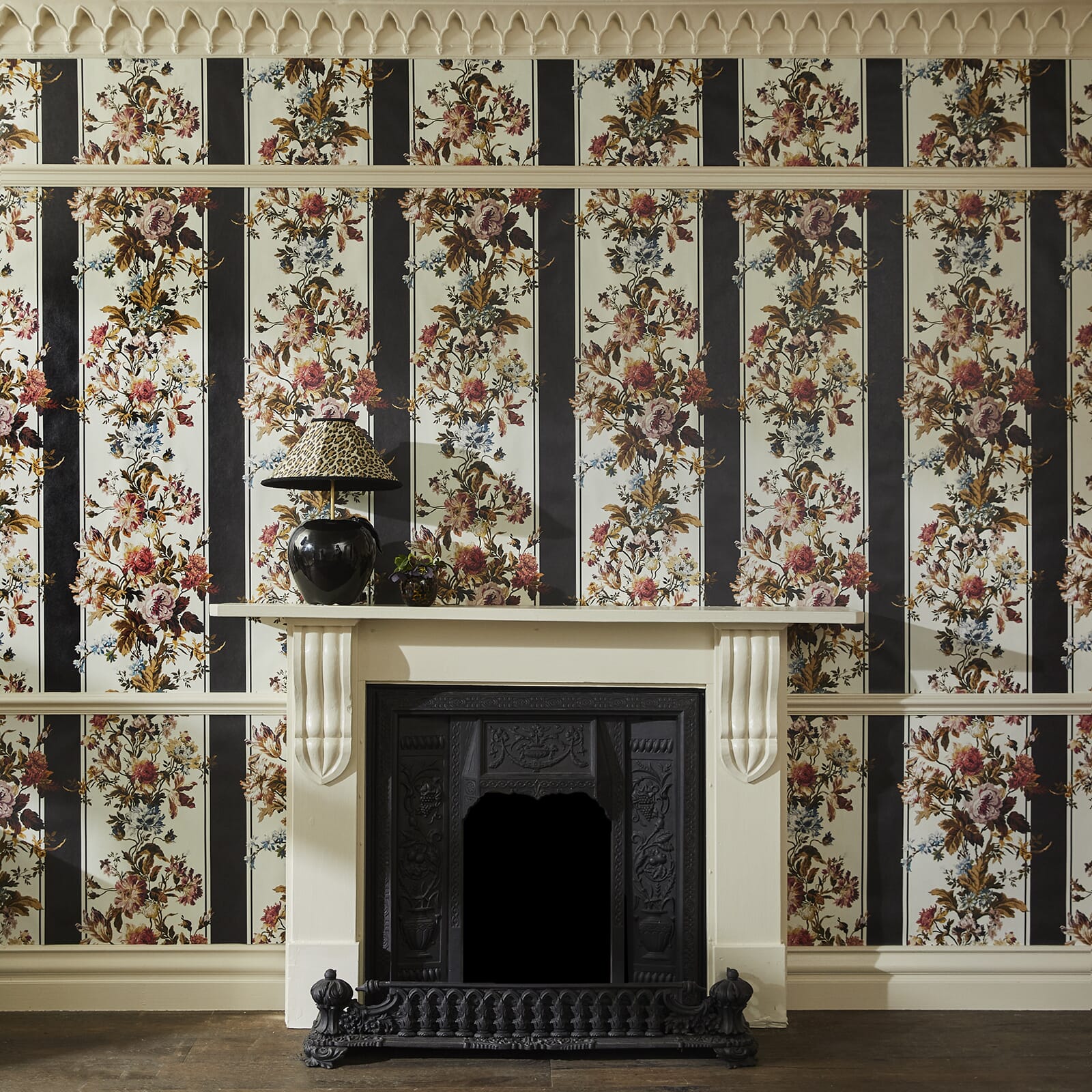 ROSETTA GARLAND Wallpaper Noir - Elegant Black Floral Peel and Stick Wallpaper for Bedroom, Living Room & Home Decor