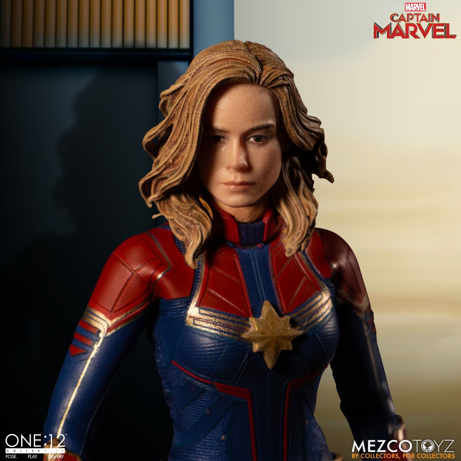 Mezco Toyz One:12 Collective Marvel Comics Captain Marvel 1/12 Scale Action Figure - Premium Collectible Toy for Marvel Fans, Perfect for Display & Superhero Role Play