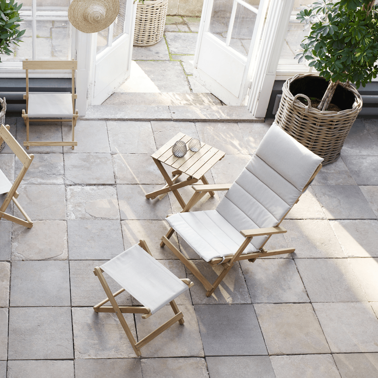 Premium B&M Deck Chair - Folding Outdoor Lounge Chair for Patio, Poolside & Beach - Comfortable & Portable Sunbathing Chair for Relaxing in Backyard, Garden or Vacation