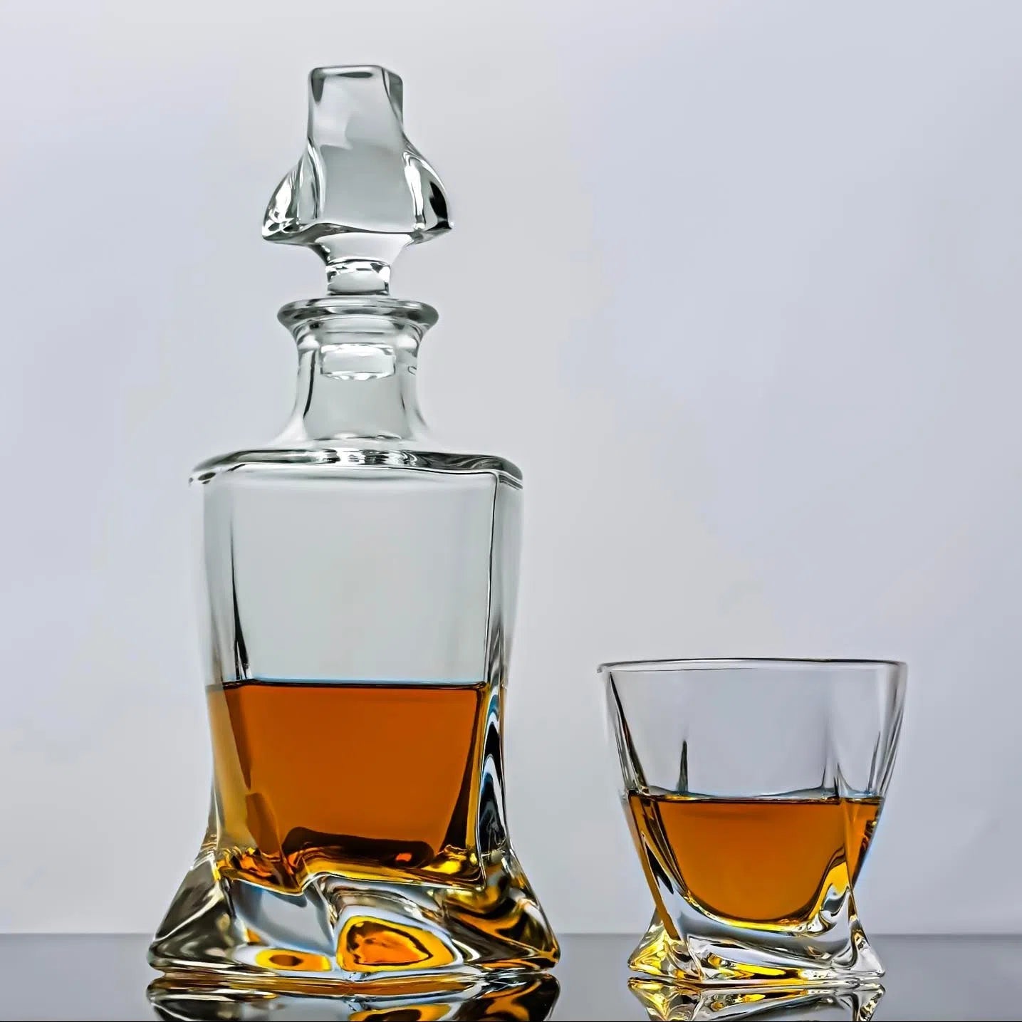 Premium Twisted Whisky Decanter Set with 4 Glasses - Elegant Crystal Liquor Decanter for Bourbon, Scotch & Whiskey - Perfect for Home Bar, Gifts & Entertaining