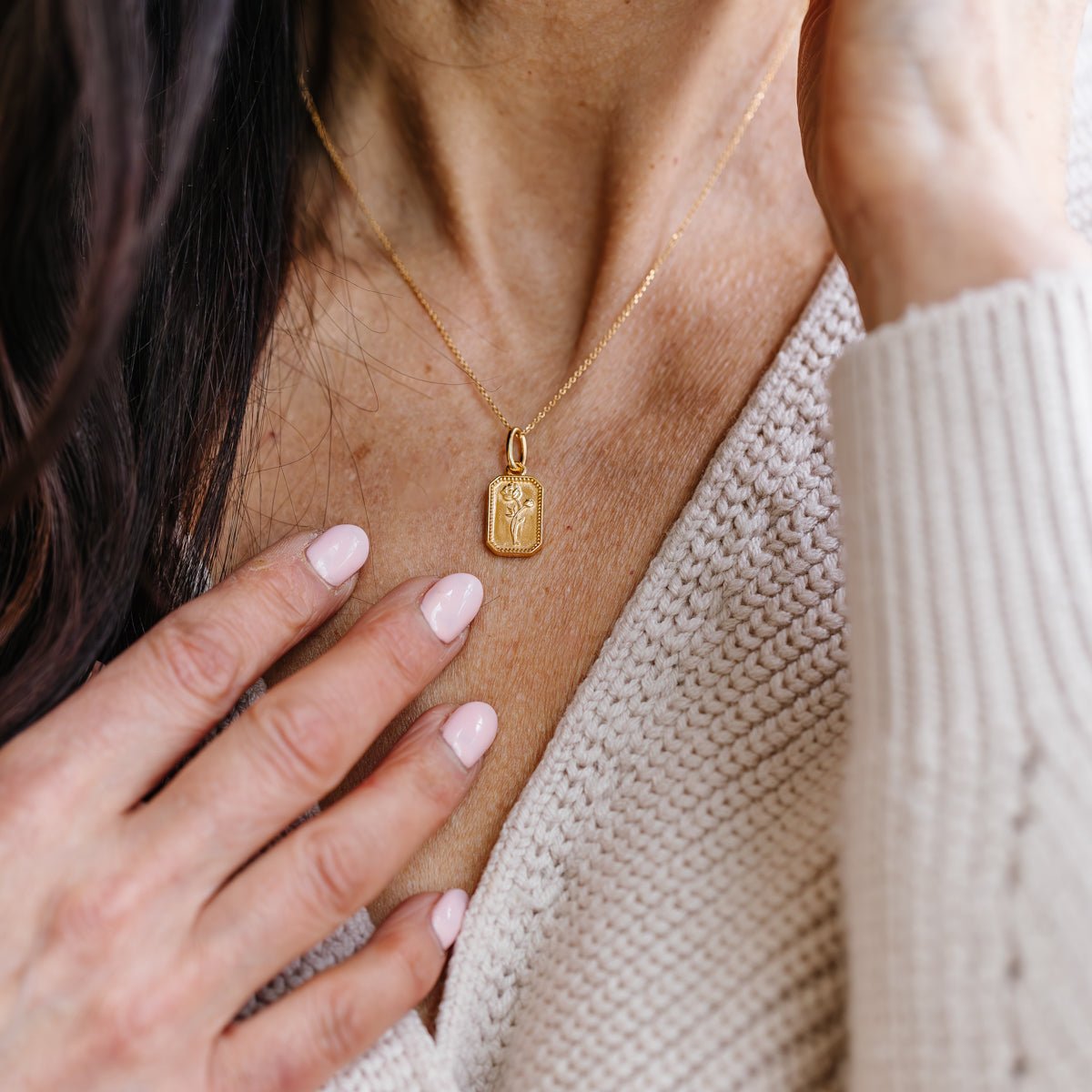 FRAICHE November Birth Flower Necklace - Peony Design in Gold | Elegant Jewelry Gift for Women, Birthday Present, Anniversary, Special Occasions