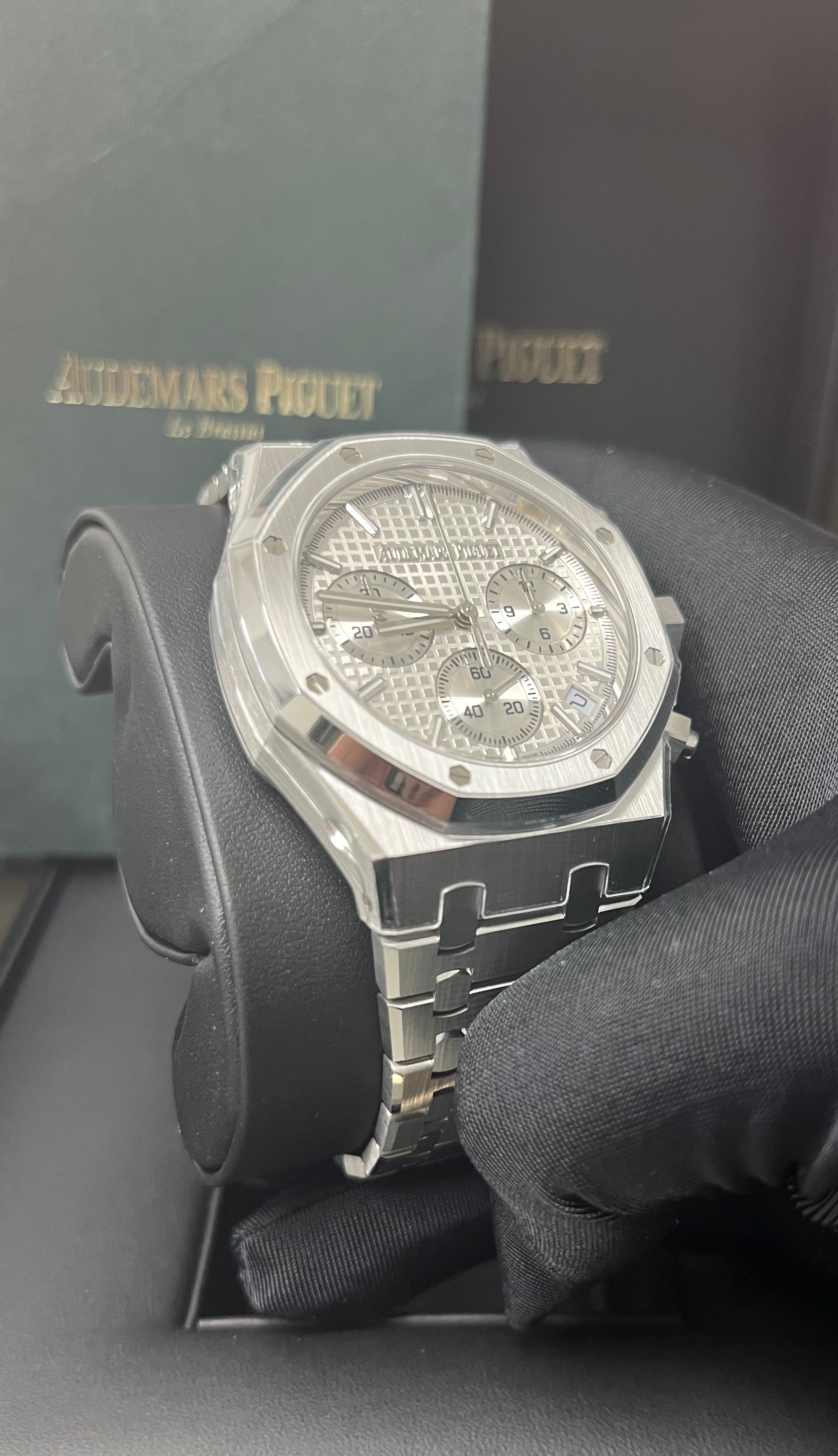 Audemars Piguet Royal Oak Chronograph 26240ST.OO.1320ST.07 - Luxury Men's Watch with White Dial & Stainless Steel Bracelet | Perfect for Business Meetings, Formal Events & Collector's Showcase