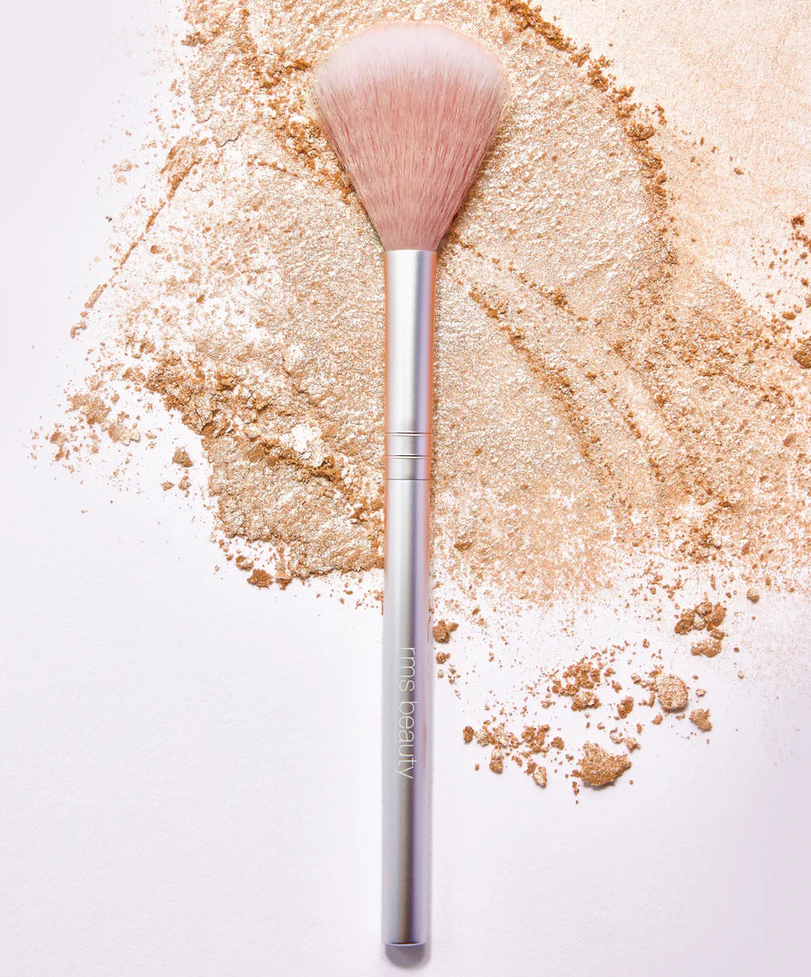 Skin2Skin Classic Fan Brush - Soft Bristles for Flawless Makeup Application, Perfect for Contouring, Blending & Highlighting - Ideal for Professional & Home Use