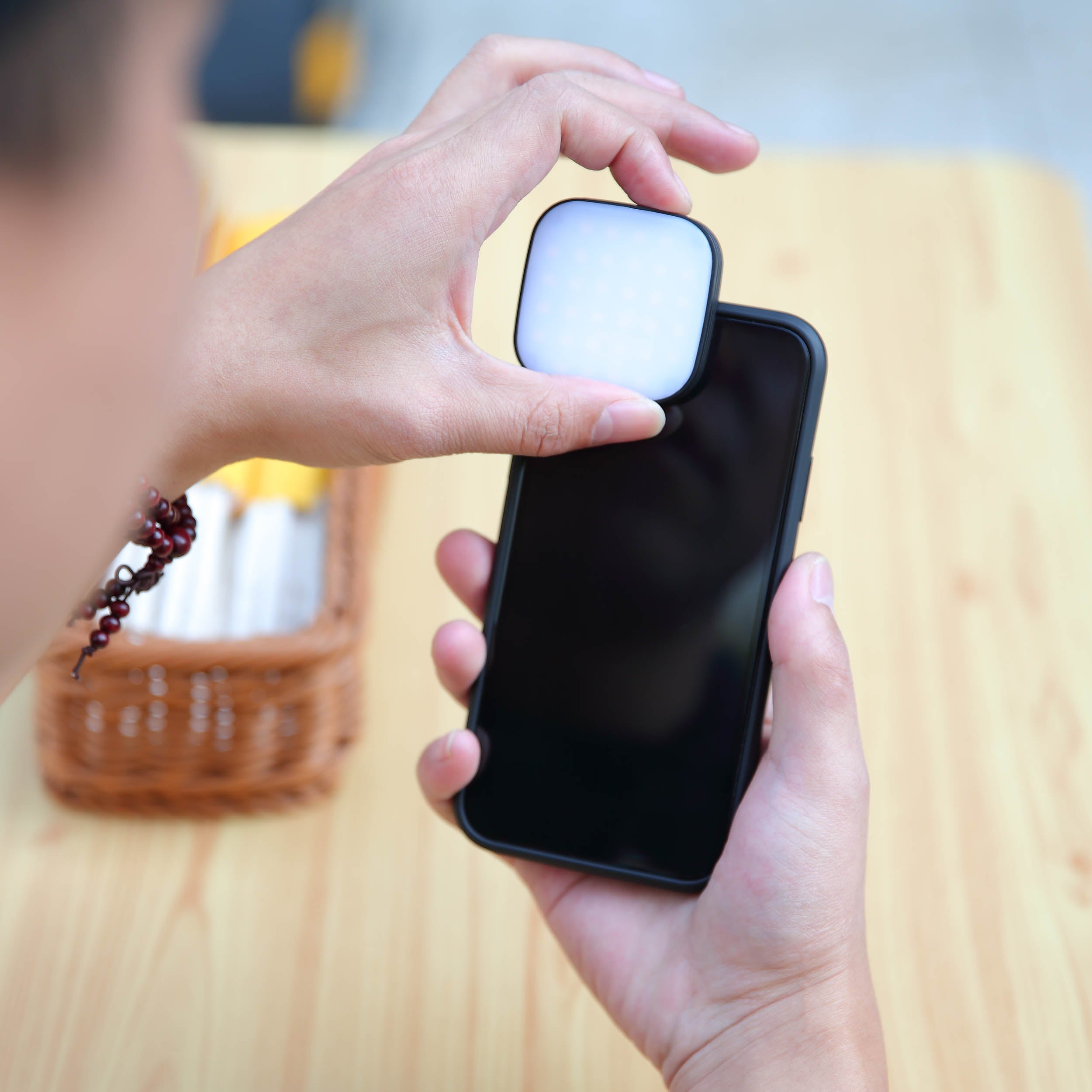 LEDM32 1.4W Mini Clip-On LED Light for Smartphones - Perfect for Selfies, Video Calls & Low-Light Photography
