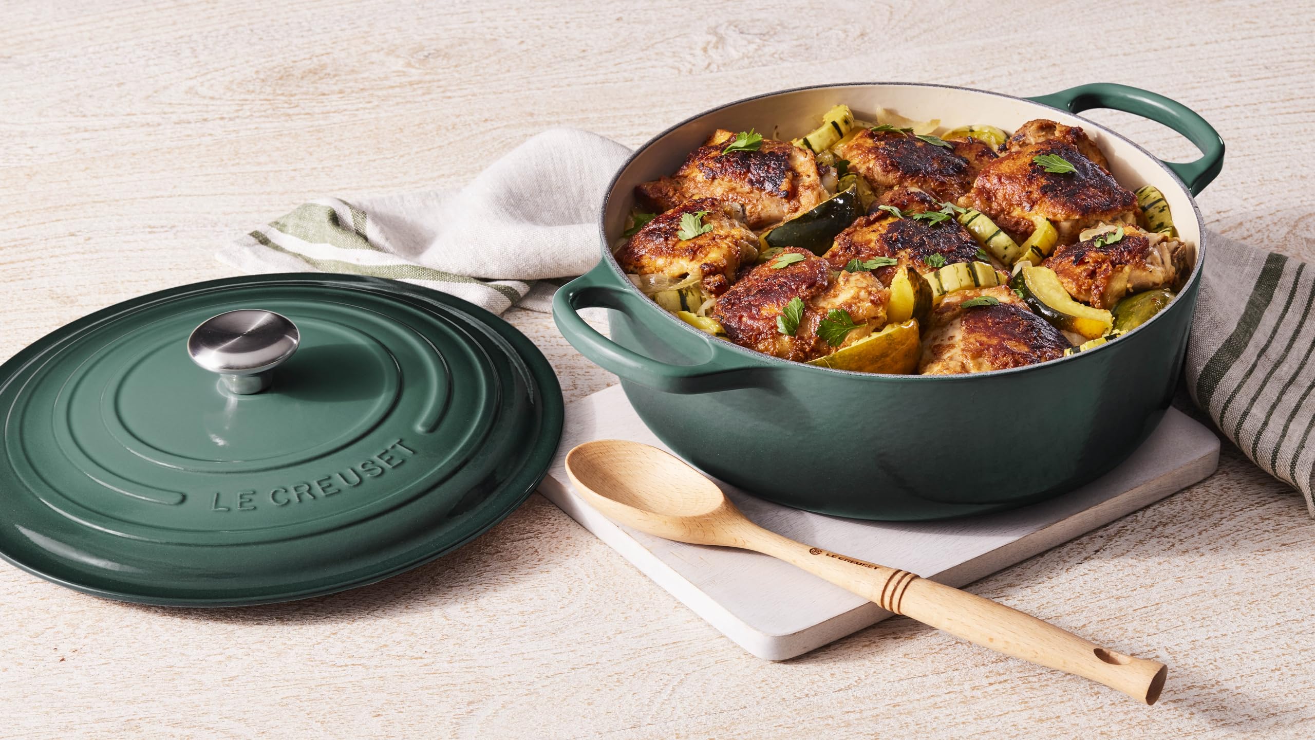 Le Creuset Signature Enameled Cast Iron Dutch Oven 6.75 Quart - Artichaut Green, Wide Round Pot for Braising, Stewing & Baking - Perfect for Soups, Bread & Family Meals