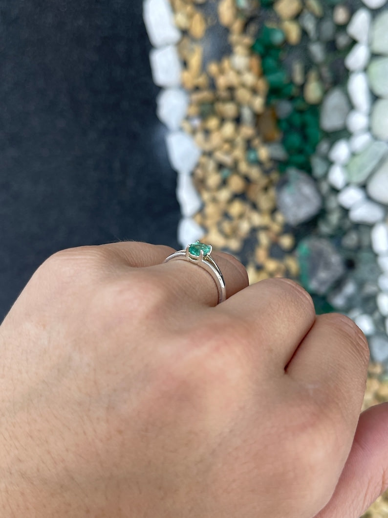 0.70ct Natural Light Spring Green Oval Cut Emerald Solitaire Ring in Sterling Silver with Split Shank Design - Perfect for Engagement, Anniversary, and Special Occasion Jewelry Gifts
