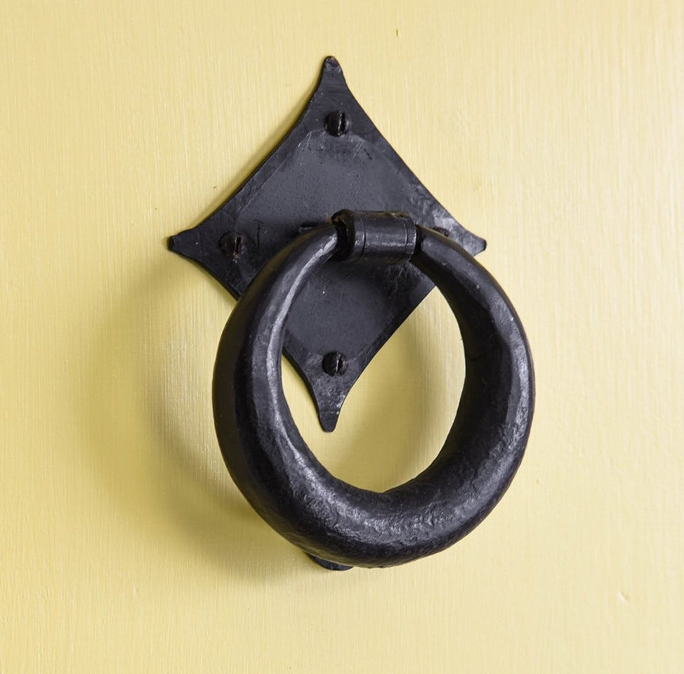 Black Beeswax Ring Door Knocker - Rustic Exterior Door Hardware for Farmhouse & Cottage Style Homes - Perfect for Front Entry Doors, Garden Gates & Vintage Decor