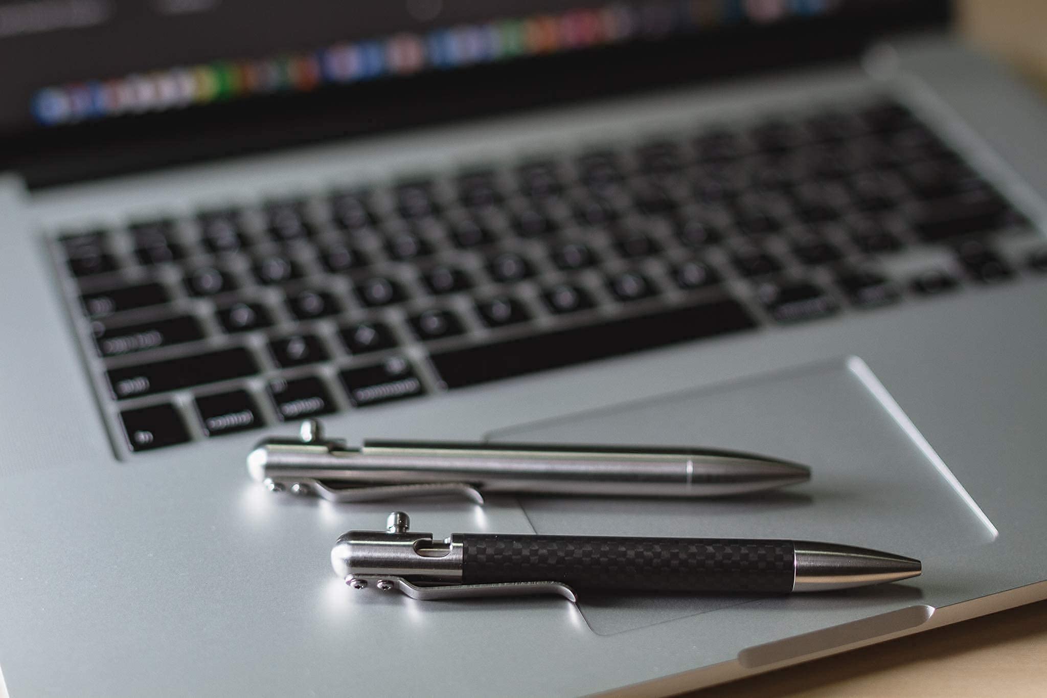 Premium Bolt-Action Pen Set with 2 Extra Black Ink Refills - Carbon Fiber & Stainless Steel Ballpoint Pen Gift for Men & Women - Perfect for Office, Business Meetings & Everyday Writing