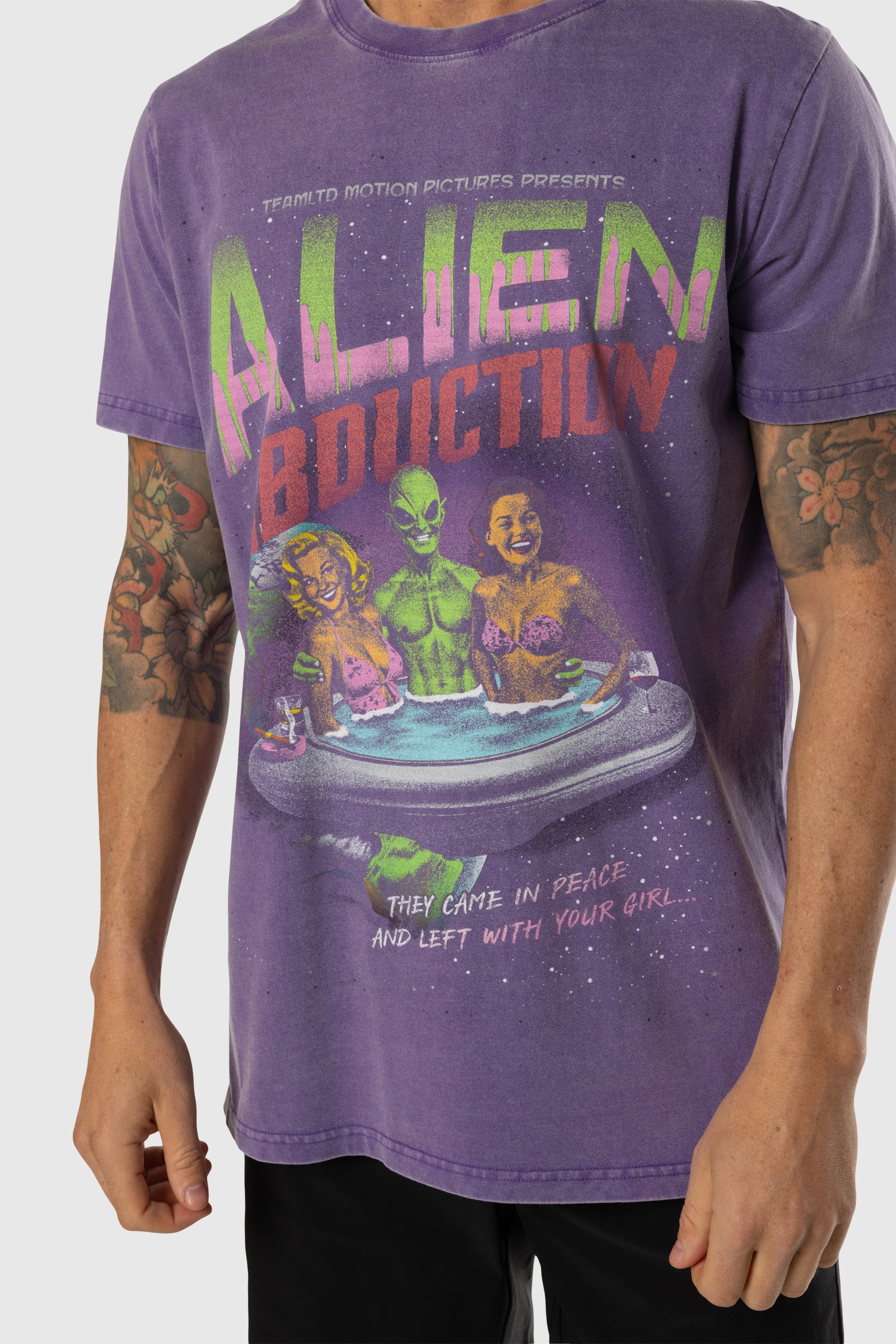Alien Abduction T-Shirt for Men & Women | Funny UFO Alien Tee | Sci-Fi Graphic Novelty Shirt | Perfect for Cosplay, Comic Con & Science Fiction Fans