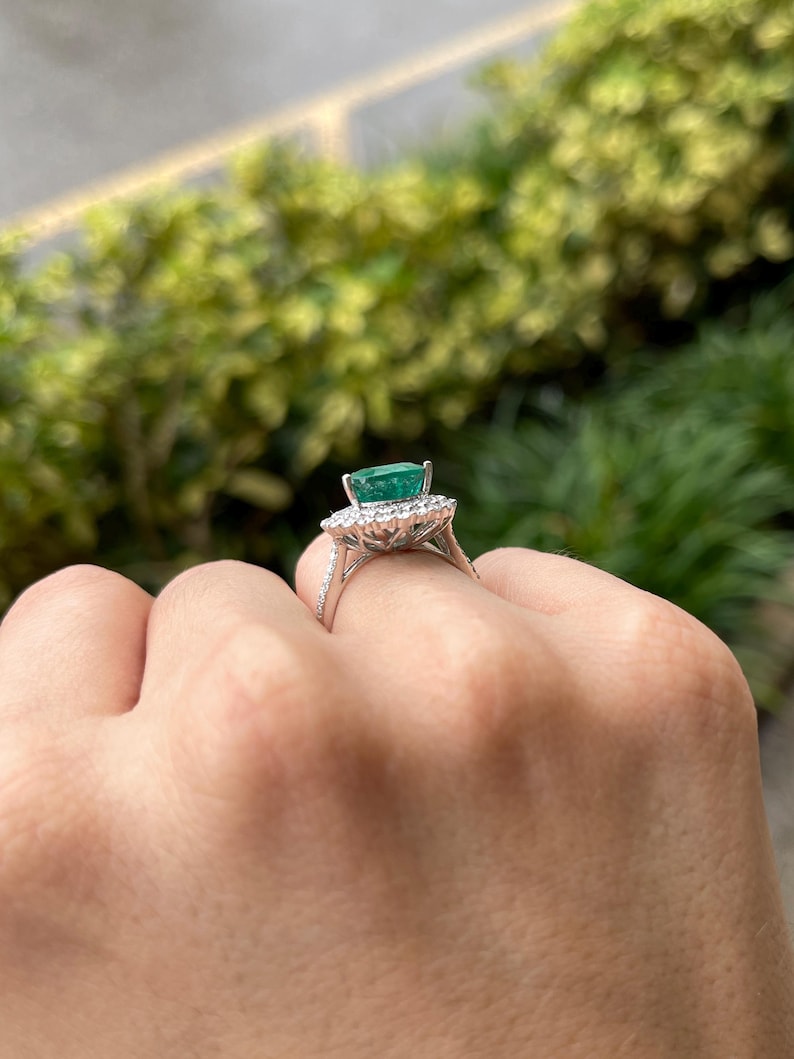 8.70tcw Pear Cut Emerald & Double Diamond Halo 18K Gold Engagement Ring for Women - Perfect for Proposals, Anniversaries & Special Occasions
