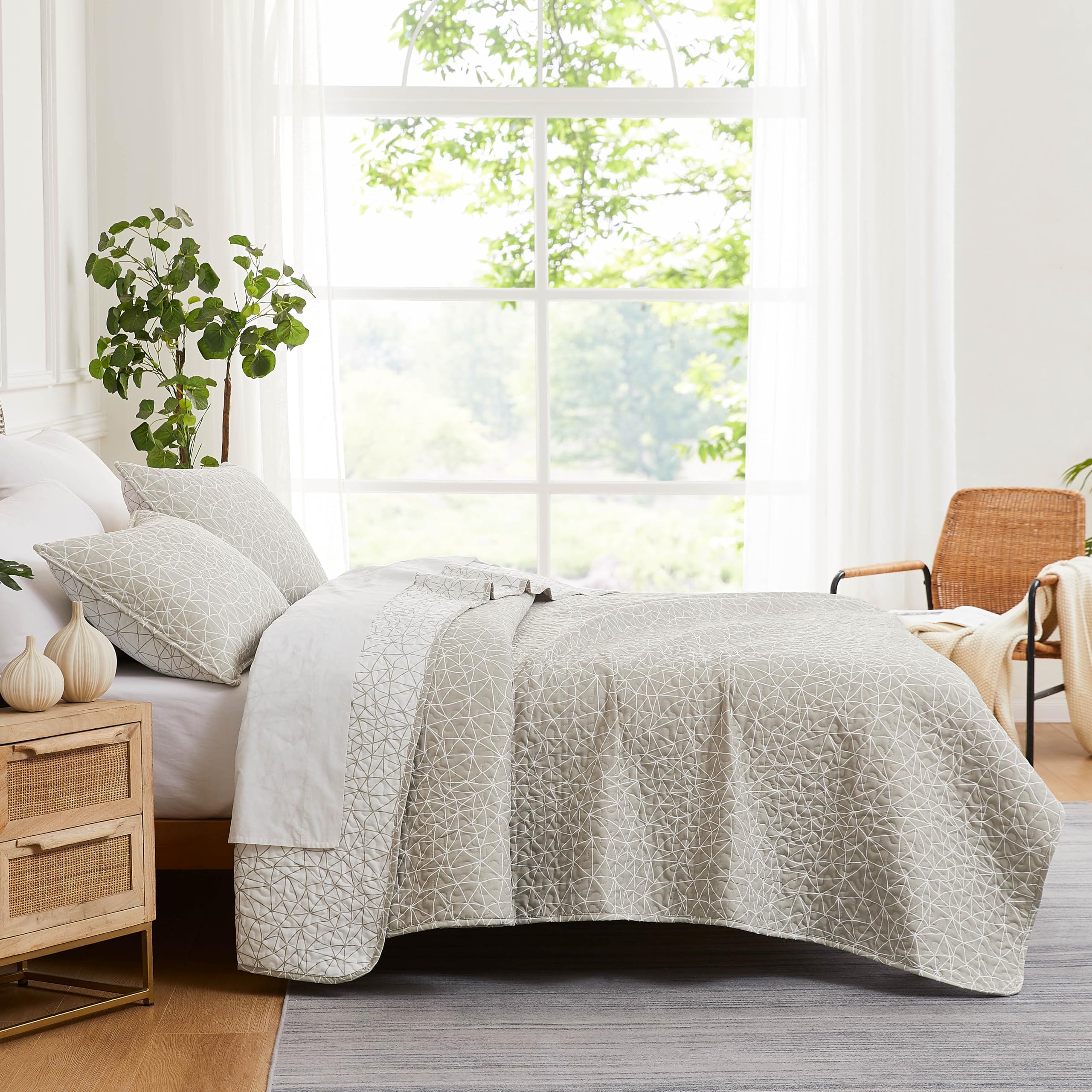 Southshore Fine Living Farmhouse Bedspread Set - Full/Queen Size Lightweight Reversible Geometric Quilt with 2 Pillow Shams (Taupe) | Perfect for Guest Rooms, Master Bedrooms & Cozy Farmhouse Decor