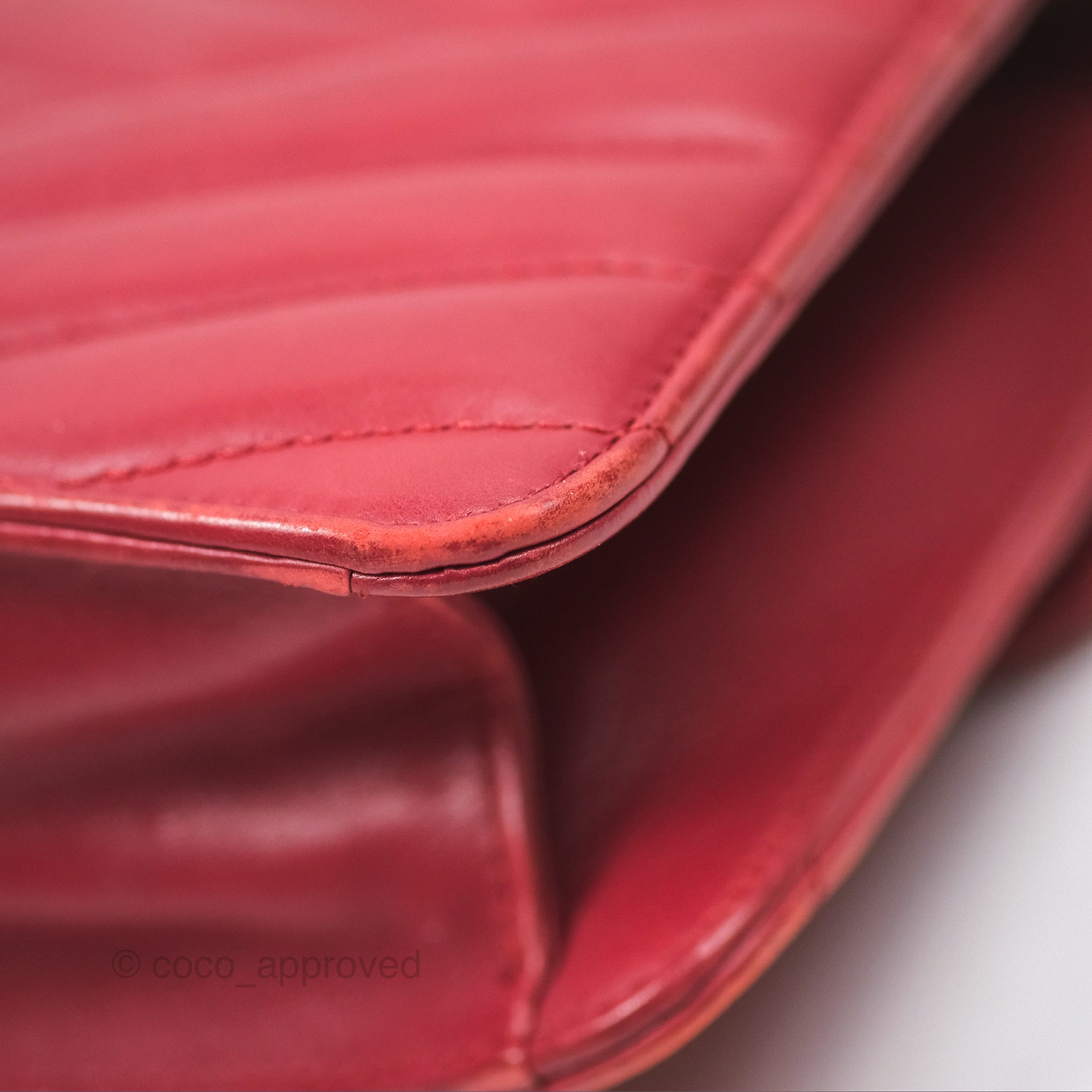 Chanel Chevron Shoulder Bag in Red Calfskin Leather with Aged Gold Hardware - Luxury Crossbody Purse for Women, Perfect for Parties, Date Nights & Special Occasions