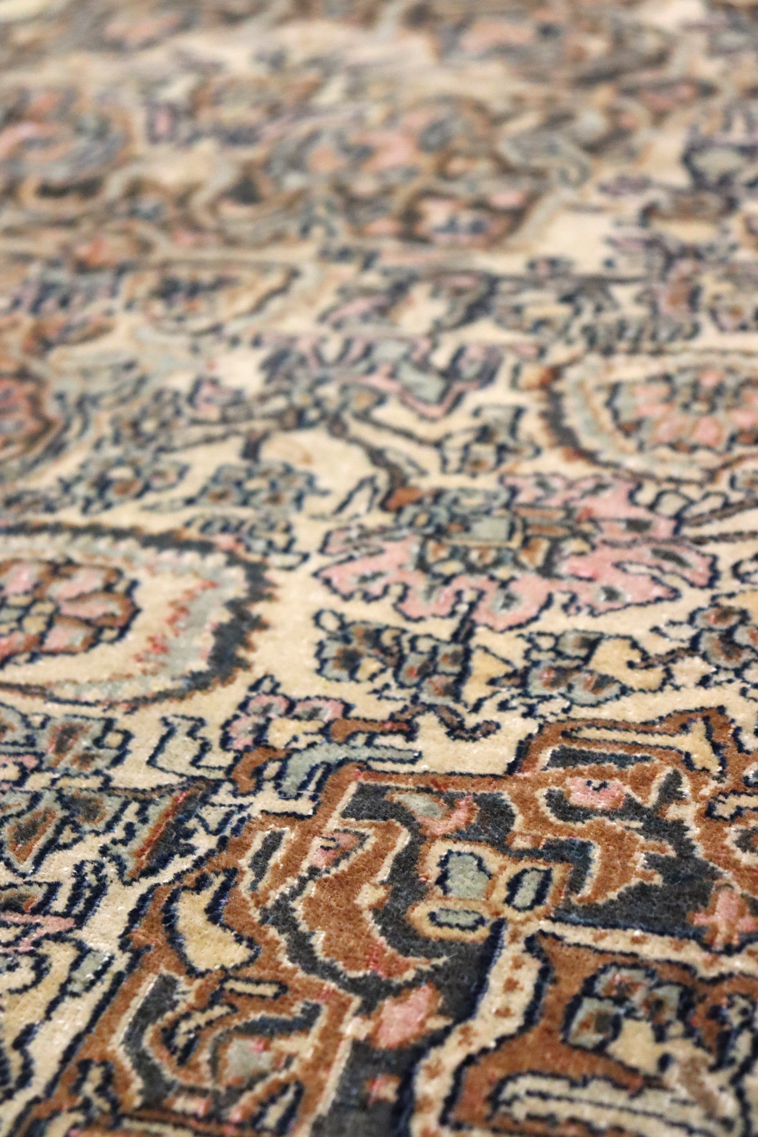 Antique Isphahan Handwoven Traditional Persian Rug - J65769 - Perfect for Living Room, Bedroom & Home Decor