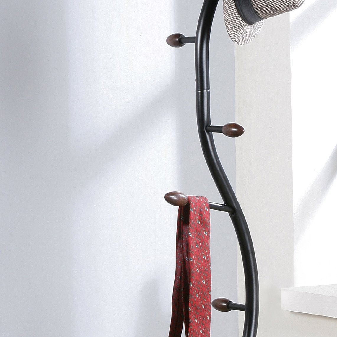 Roundhill Furniture Arles Metal Standing Coat Rack - Black & Walnut Finish | Freestanding Entryway Organizer for Hats, Jackets & Umbrellas | Perfect for Home, Office & Mudroom Storage
