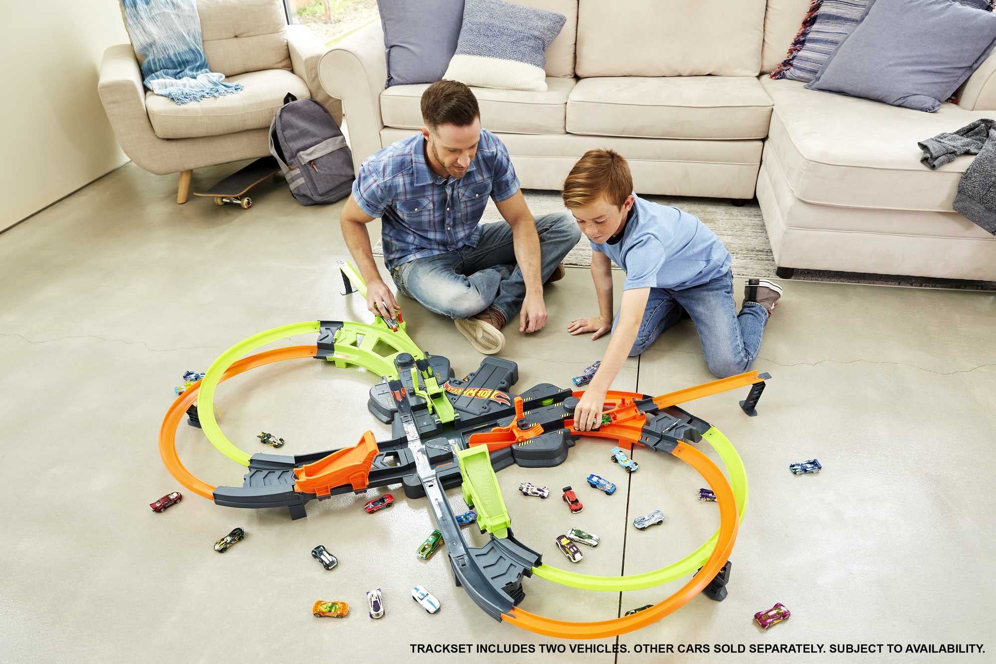 Hot Wheels Colossal Crash Figure 8 Track Set - Competitive Racing Toy with Aerial Stunts for Kids Ages 5+ | Perfect for Birthday Gifts, Playroom Fun & Family Game Nights