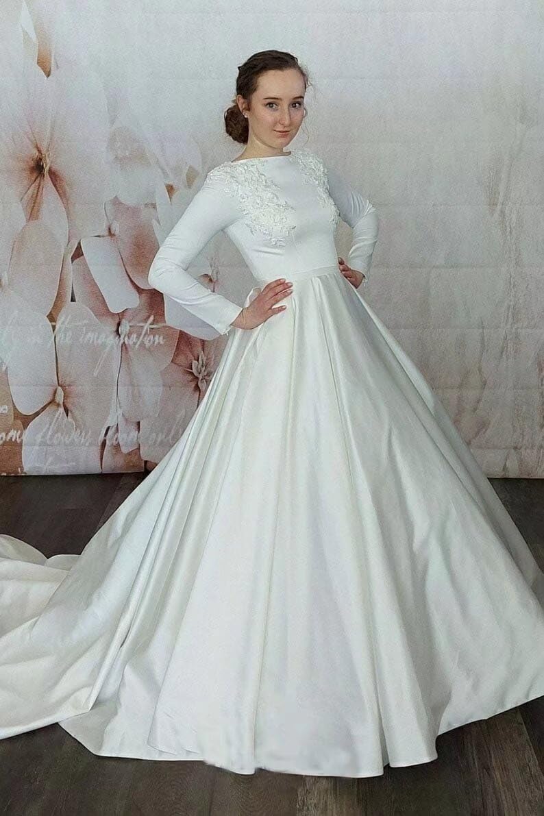 Elegant Long Sleeve Lace Wedding Dress for Bride 2024 - Modest Ball Gown with Applique Details - Perfect for Church Ceremony, Winter Weddings & Formal Bridal Events