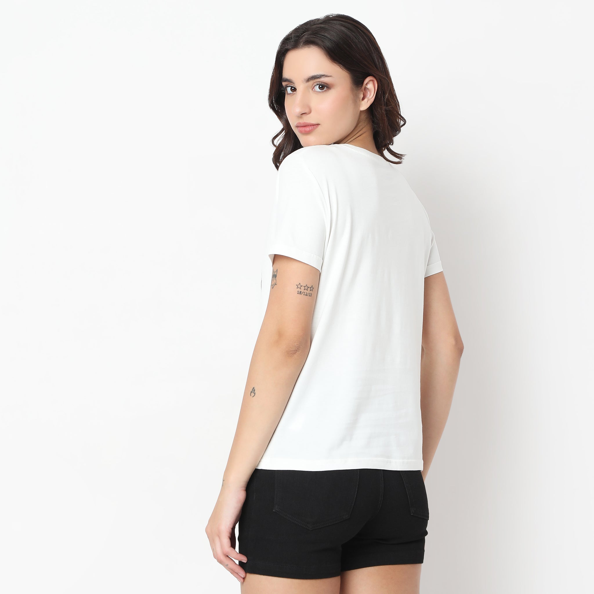 Stylish Knitted Graphic T-Shirt for Men & Women - Trendy Casual Wear for Everyday Outfits & Street Fashion